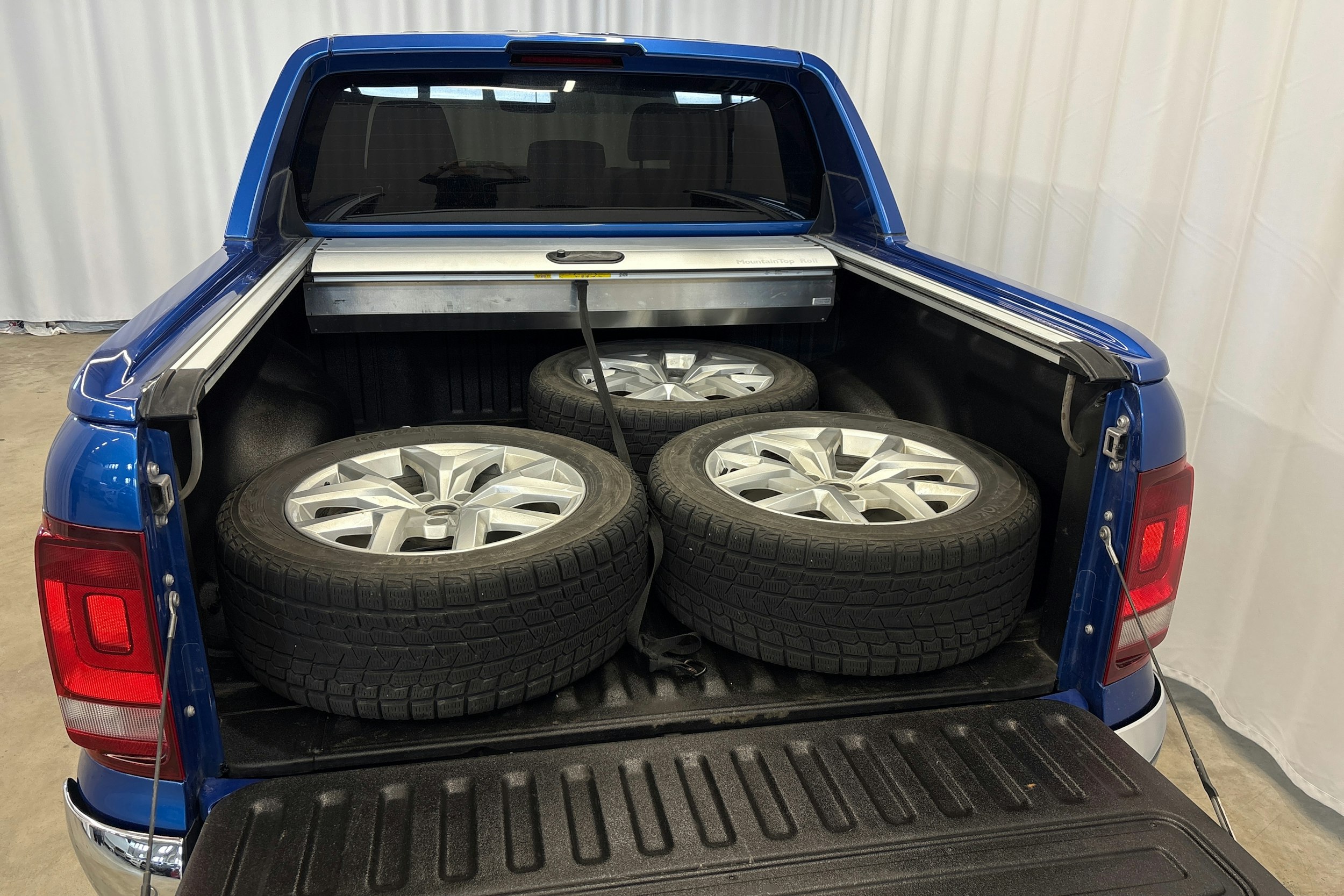 sininen Volkswagen Amarok 2019 kuva 12.