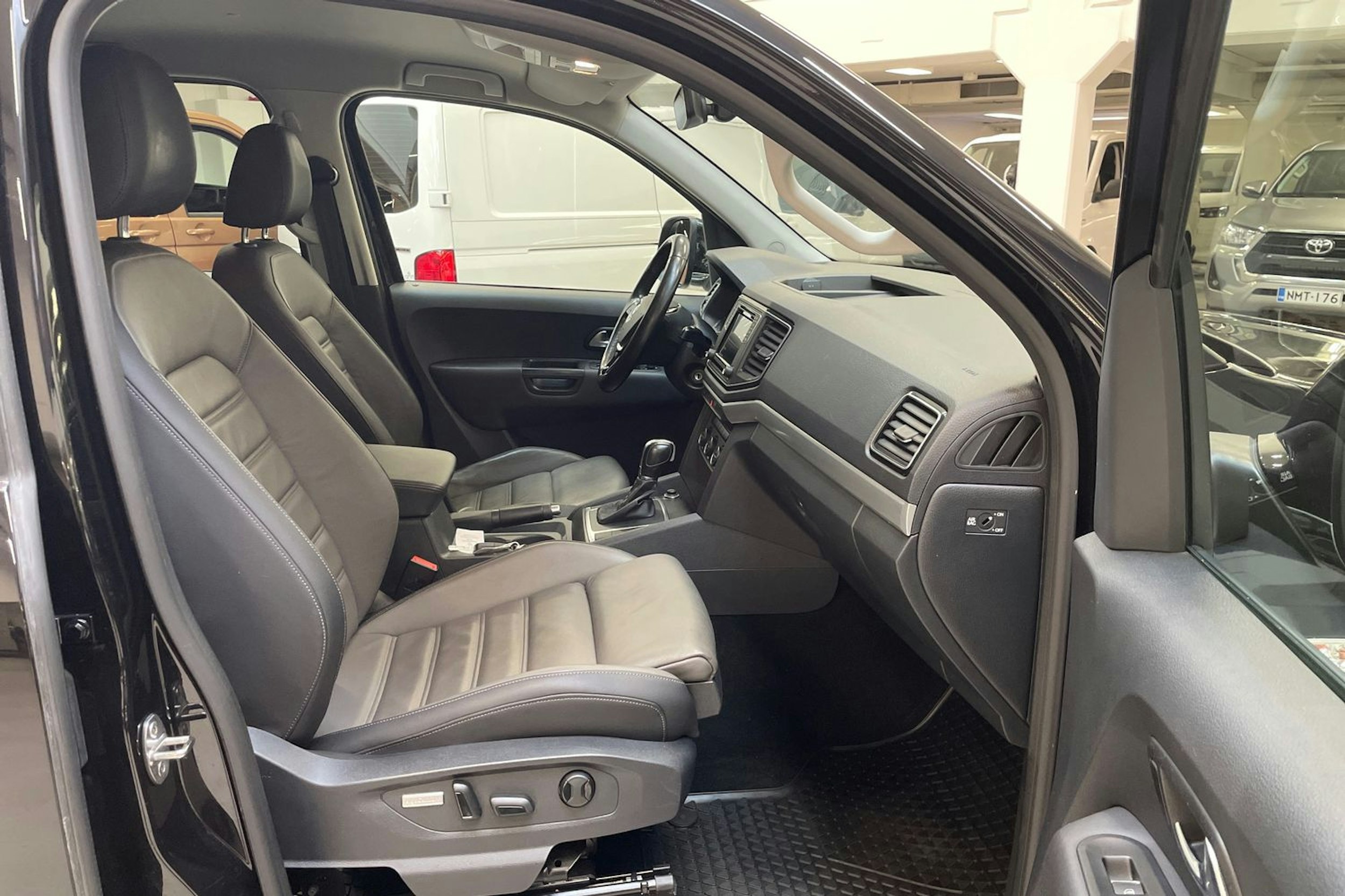 musta Volkswagen Amarok 2019 kuva 13.