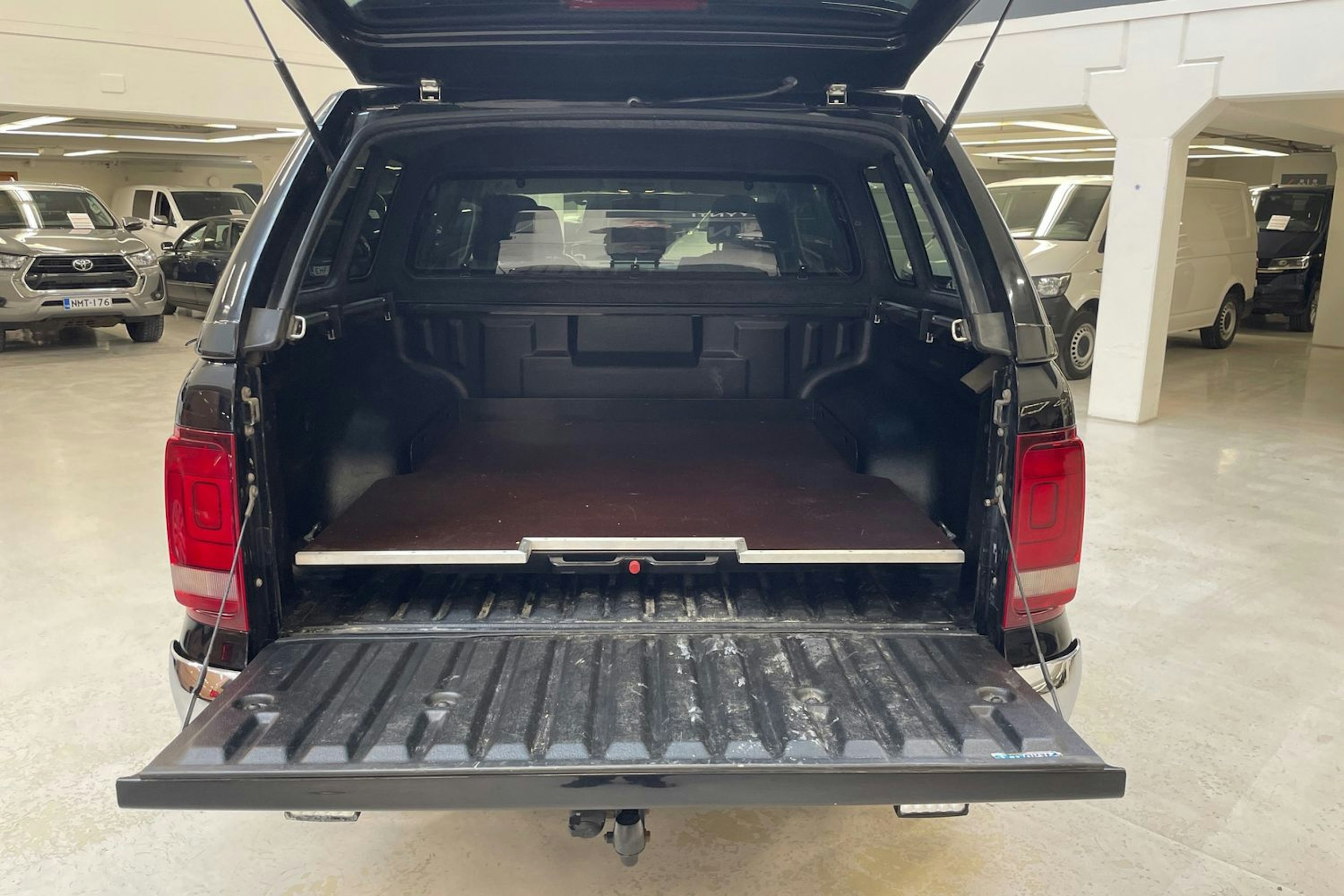 musta Volkswagen Amarok 2019 kuva 15.