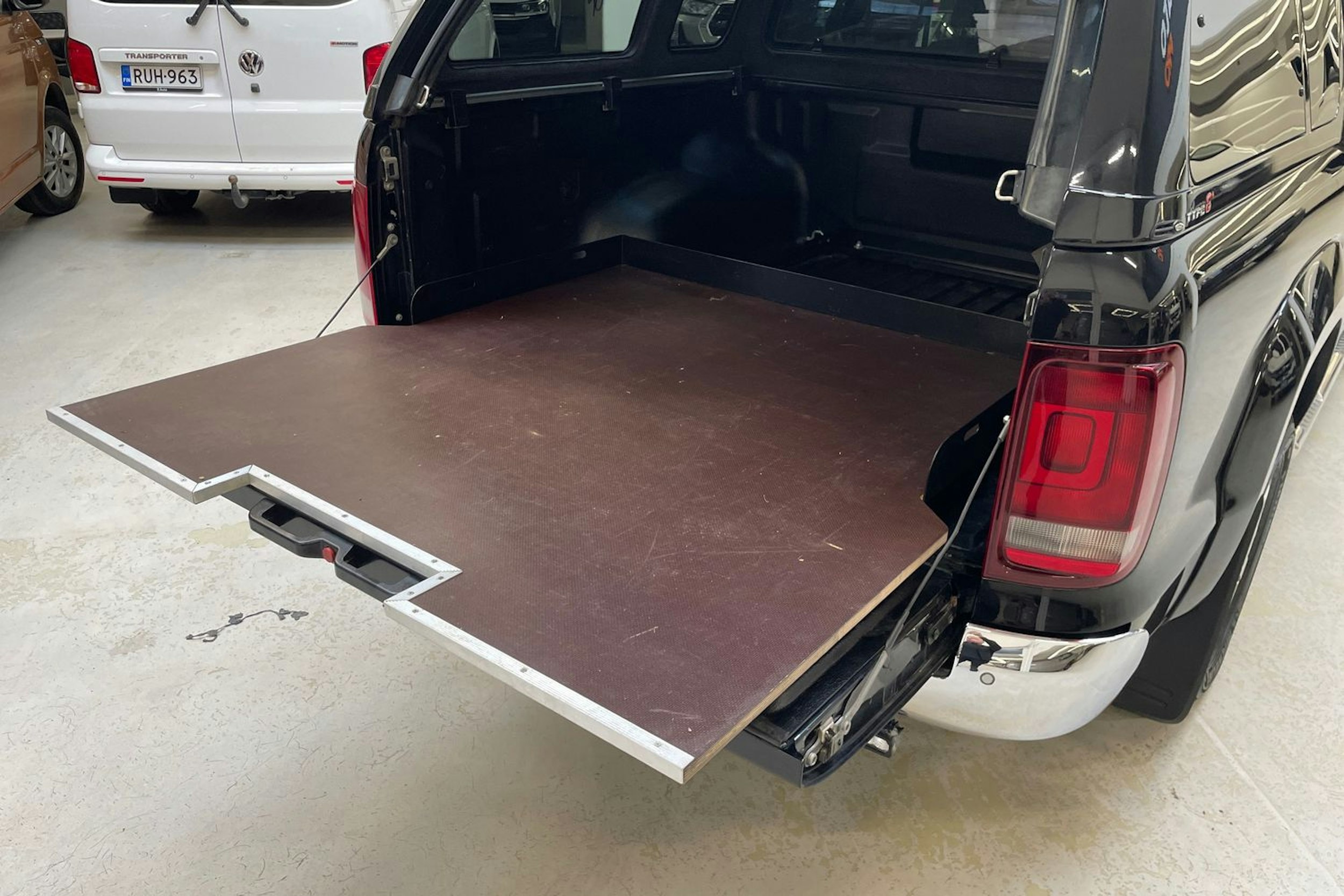 musta Volkswagen Amarok 2019 kuva 16.