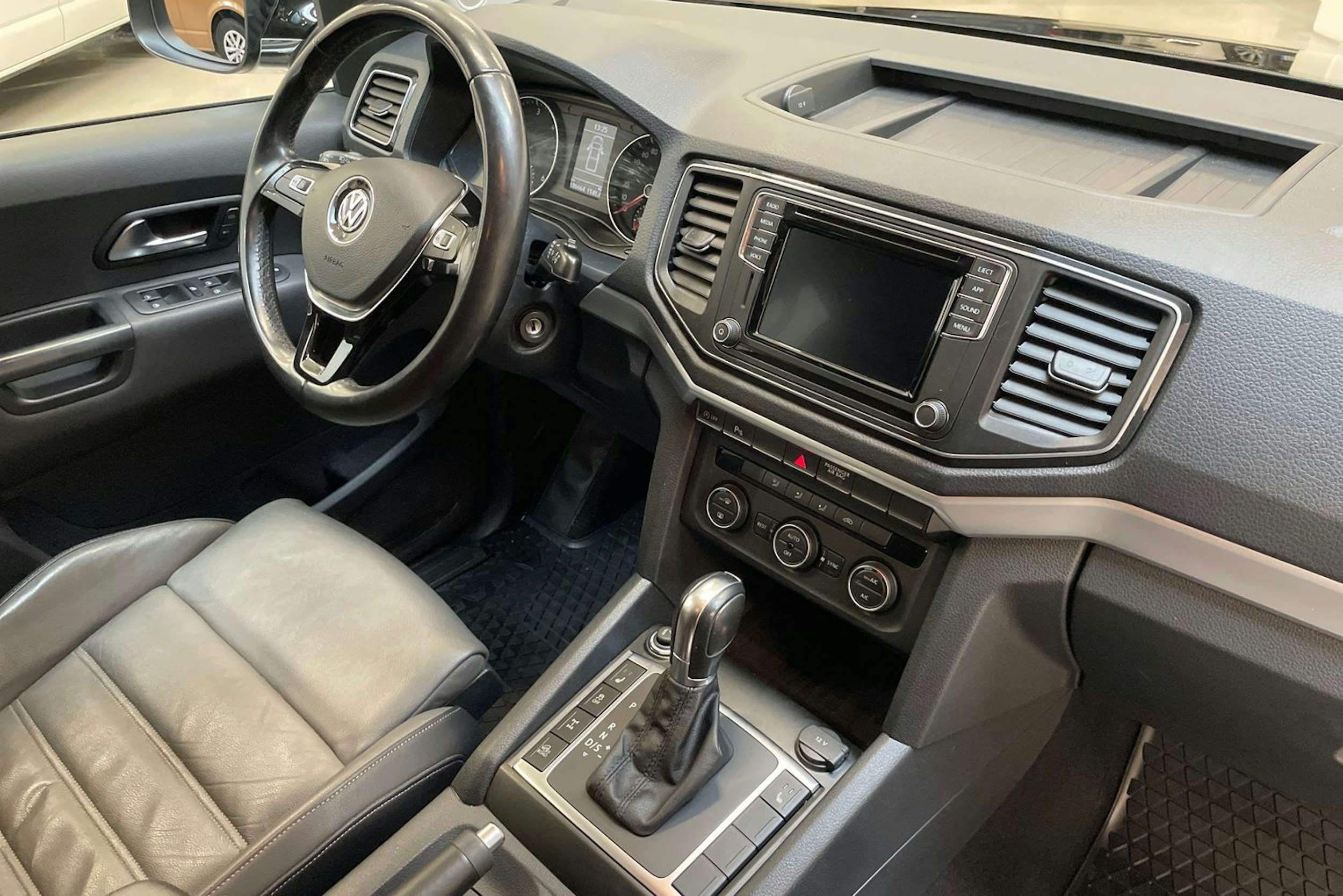 musta Volkswagen Amarok 2019 kuva 19.