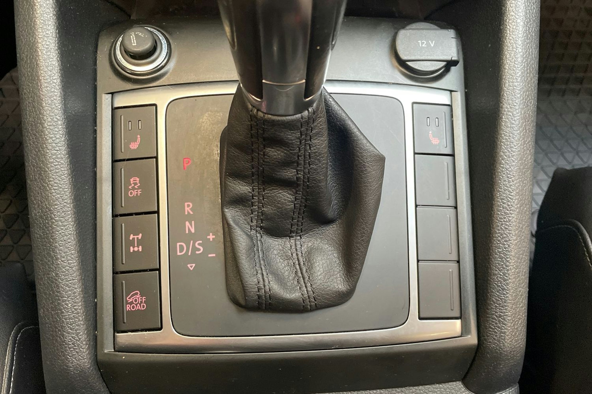musta Volkswagen Amarok 2019 kuva 24.