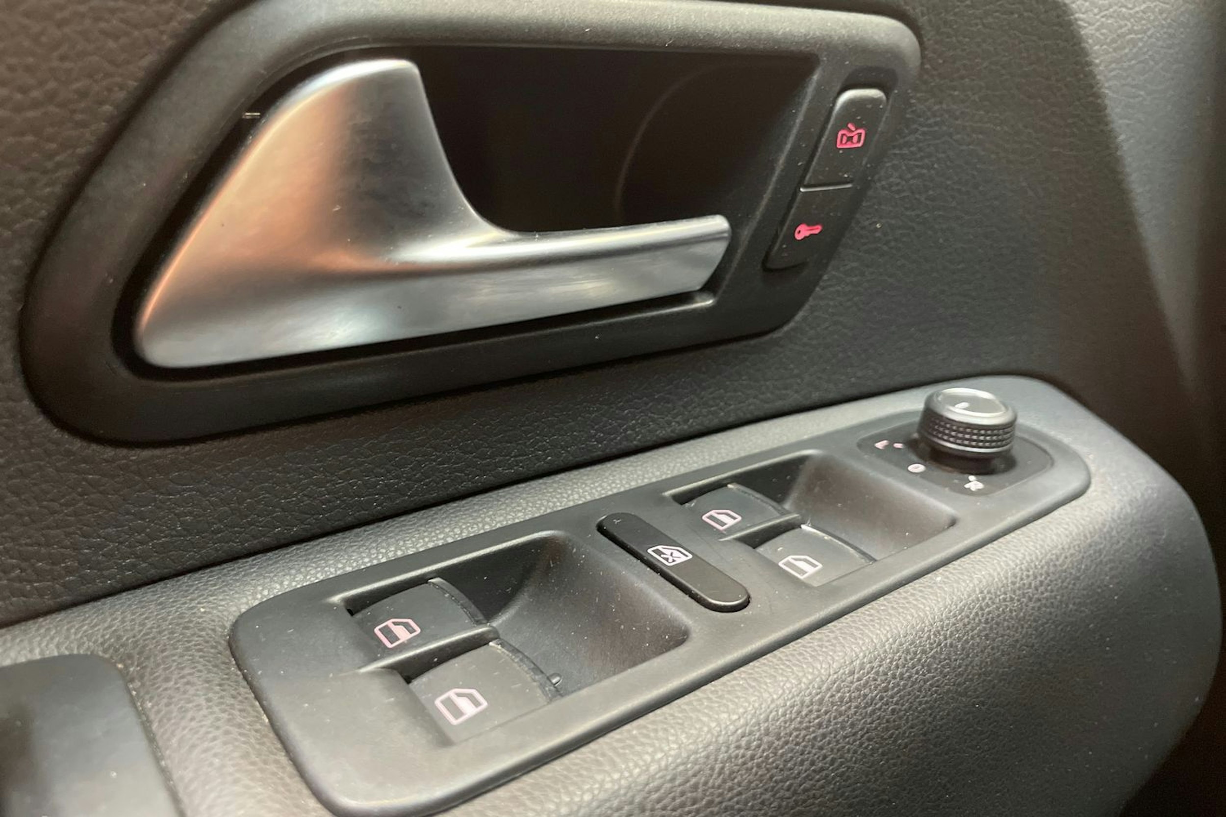 musta Volkswagen Amarok 2019 kuva 25.