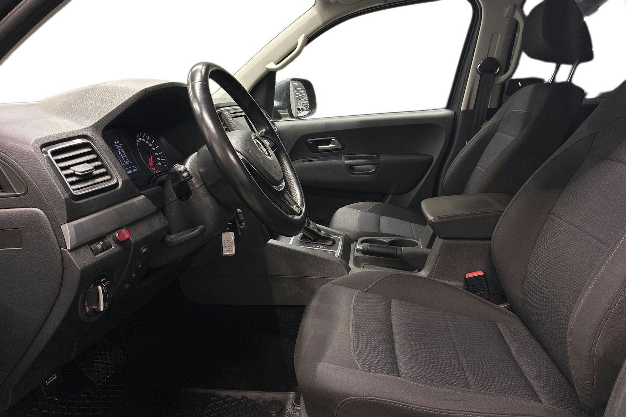 harmaa Volkswagen Amarok 2020 kuva 8.