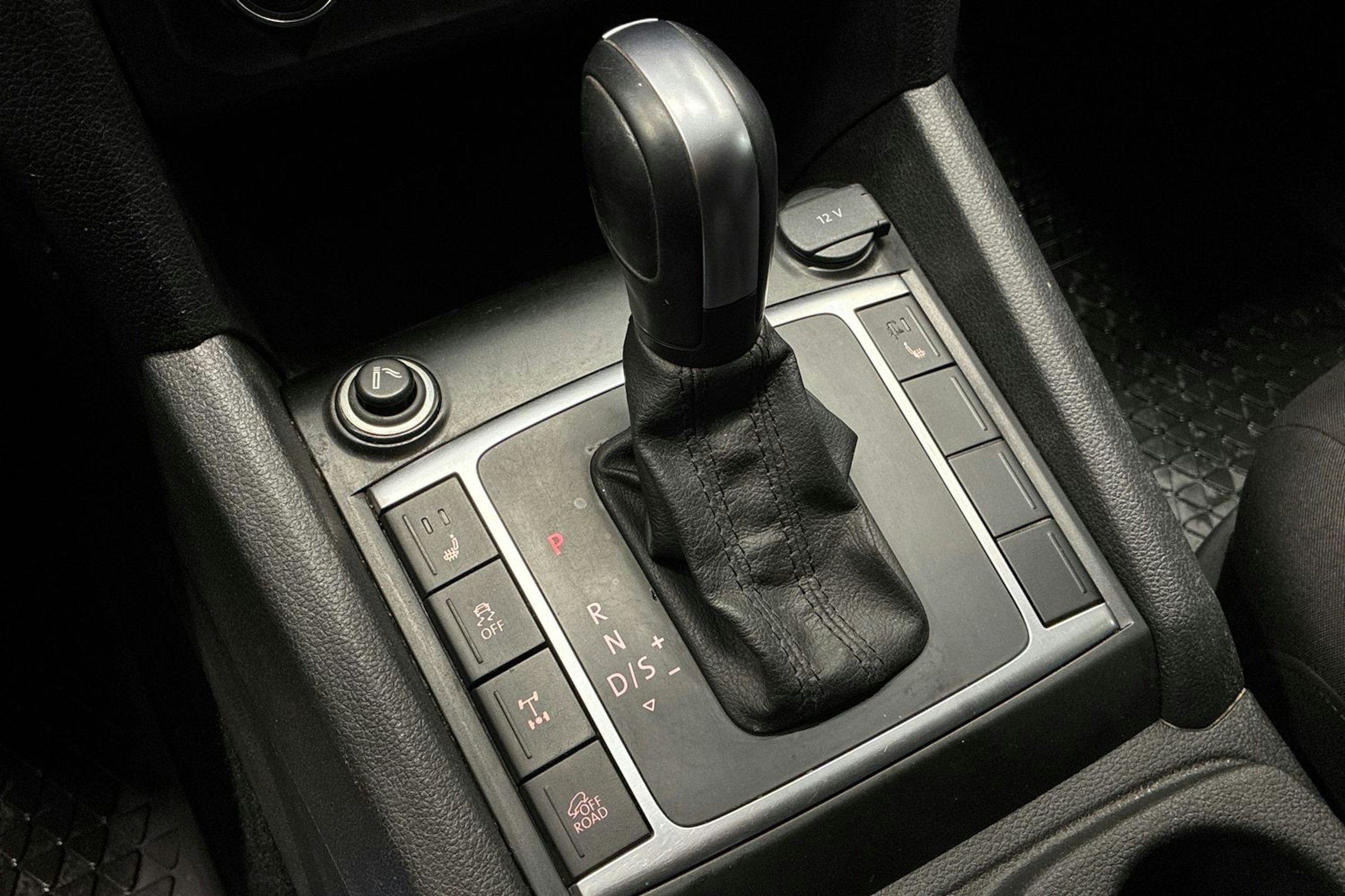 harmaa Volkswagen Amarok 2020 kuva 18.