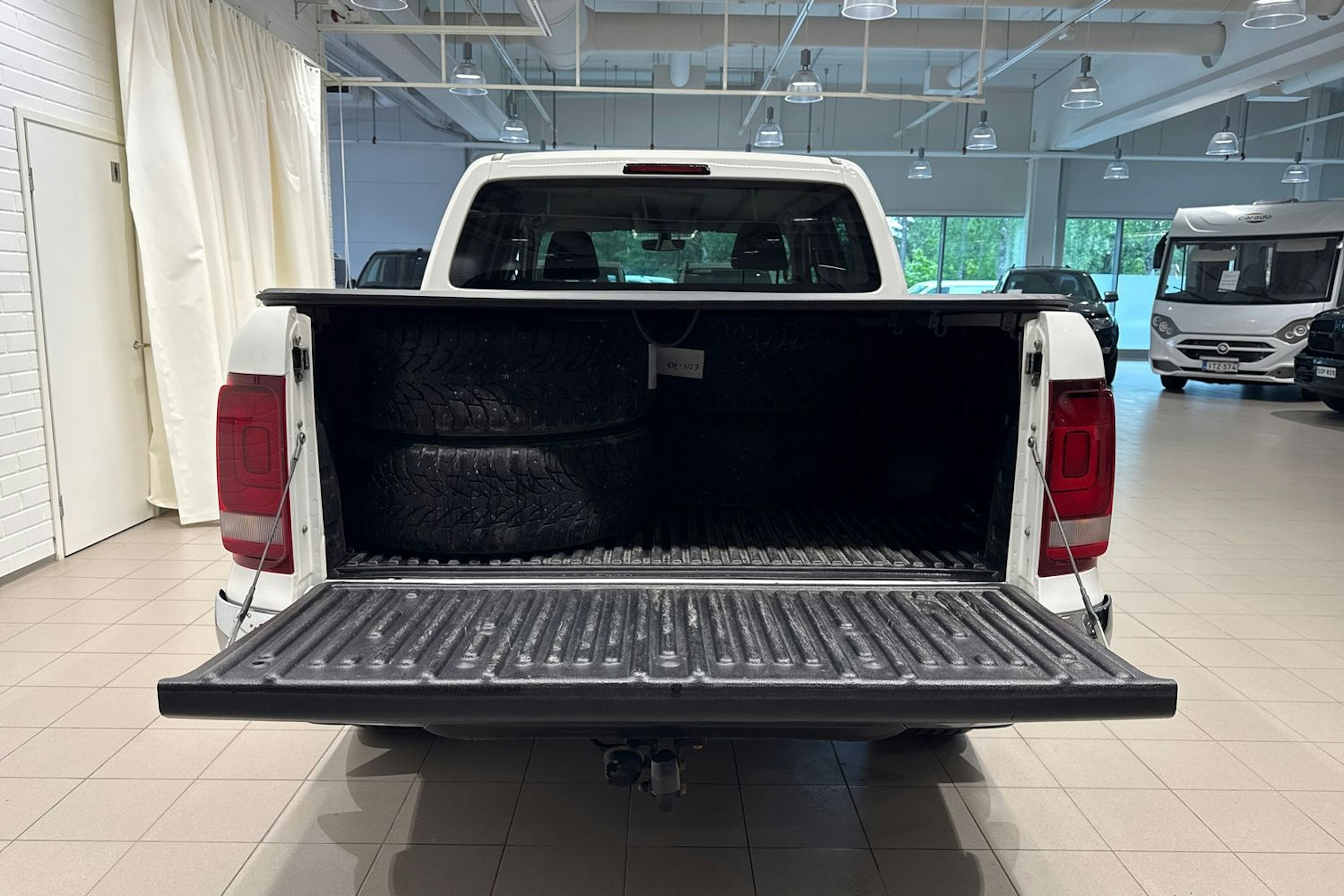 valkoinen Volkswagen Amarok 2020 kuva 15.