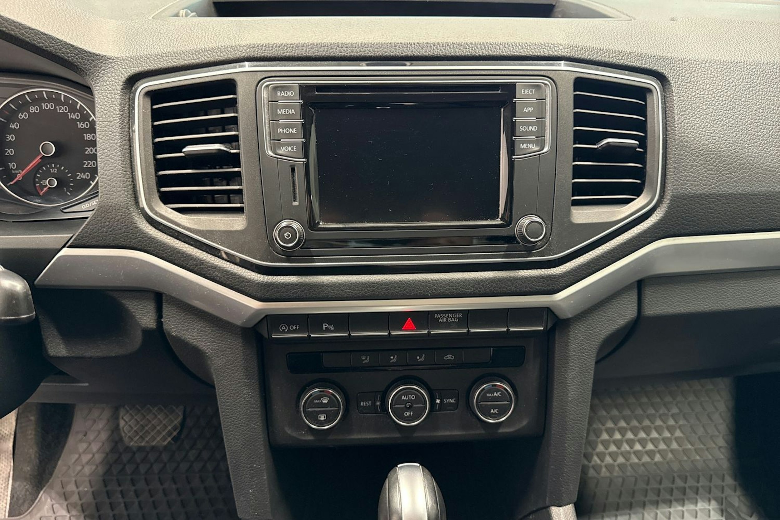 valkoinen Volkswagen Amarok 2020 kuva 21.