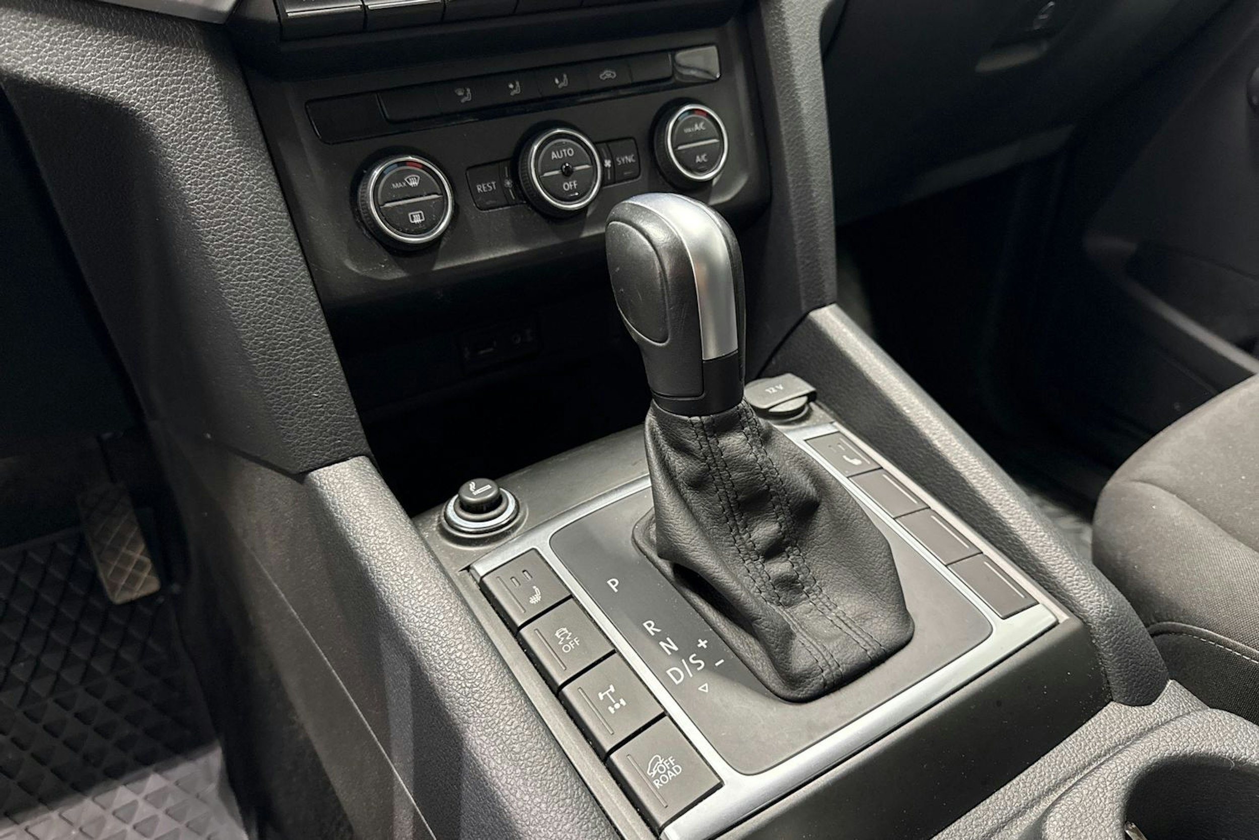 valkoinen Volkswagen Amarok 2020 kuva 23.