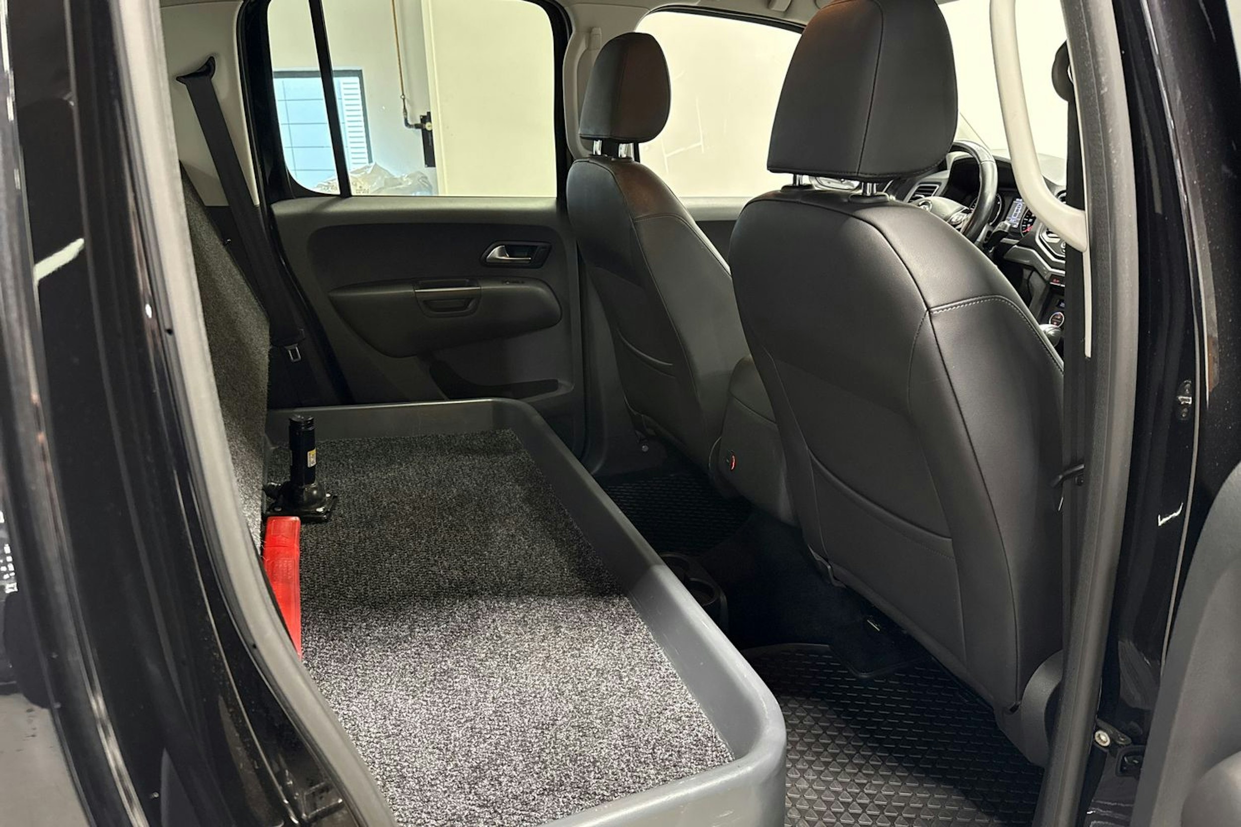 musta Volkswagen Amarok 2020 kuva 13.