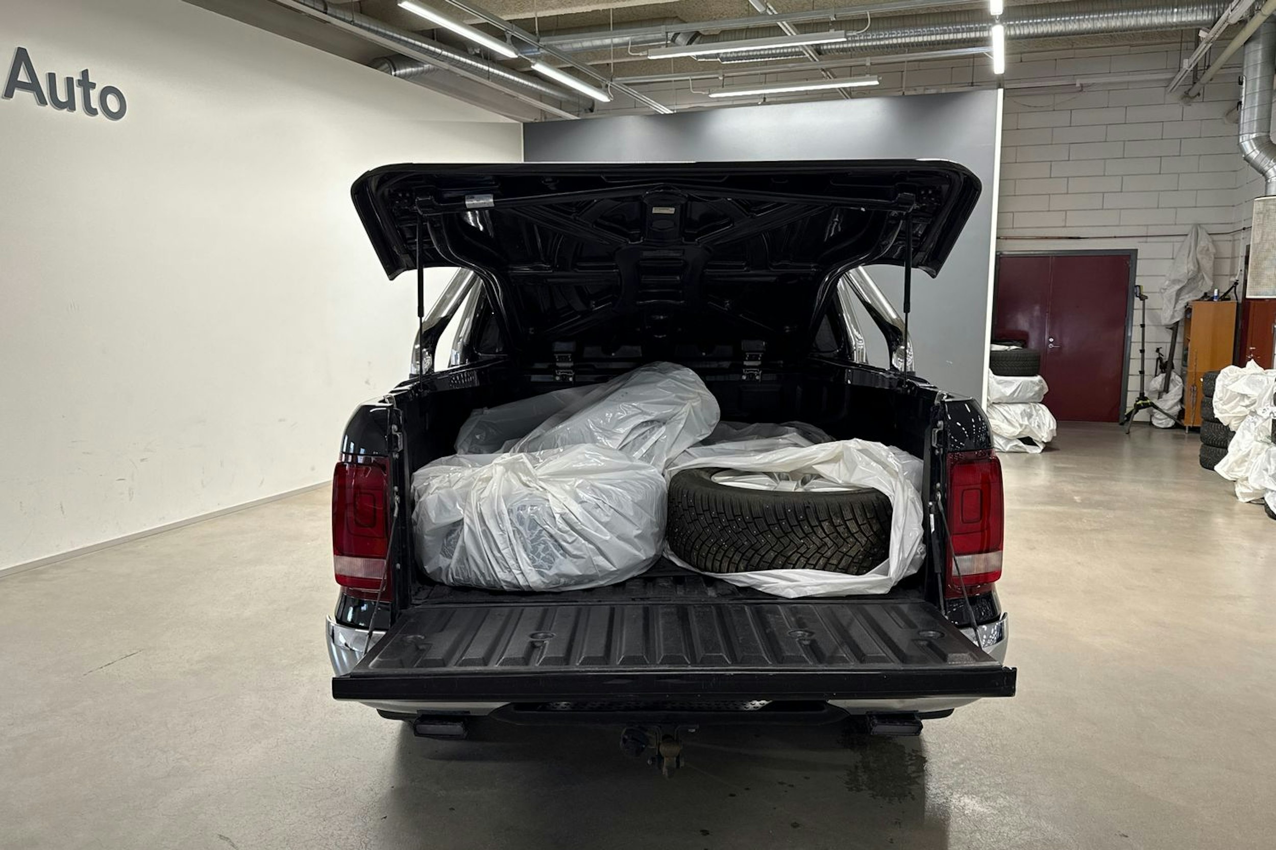 musta Volkswagen Amarok 2020 kuva 14.