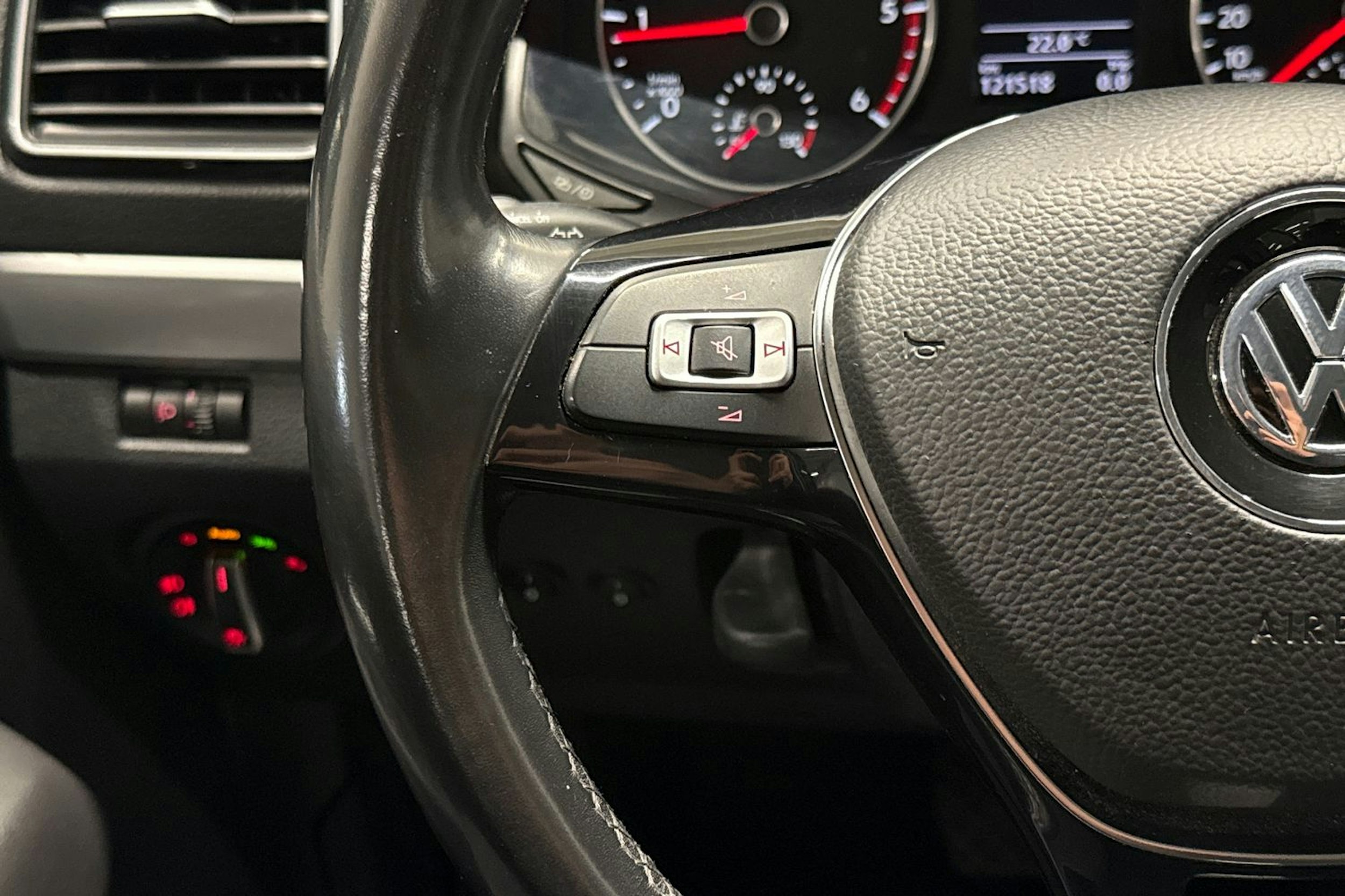 musta Volkswagen Amarok 2020 kuva 19.