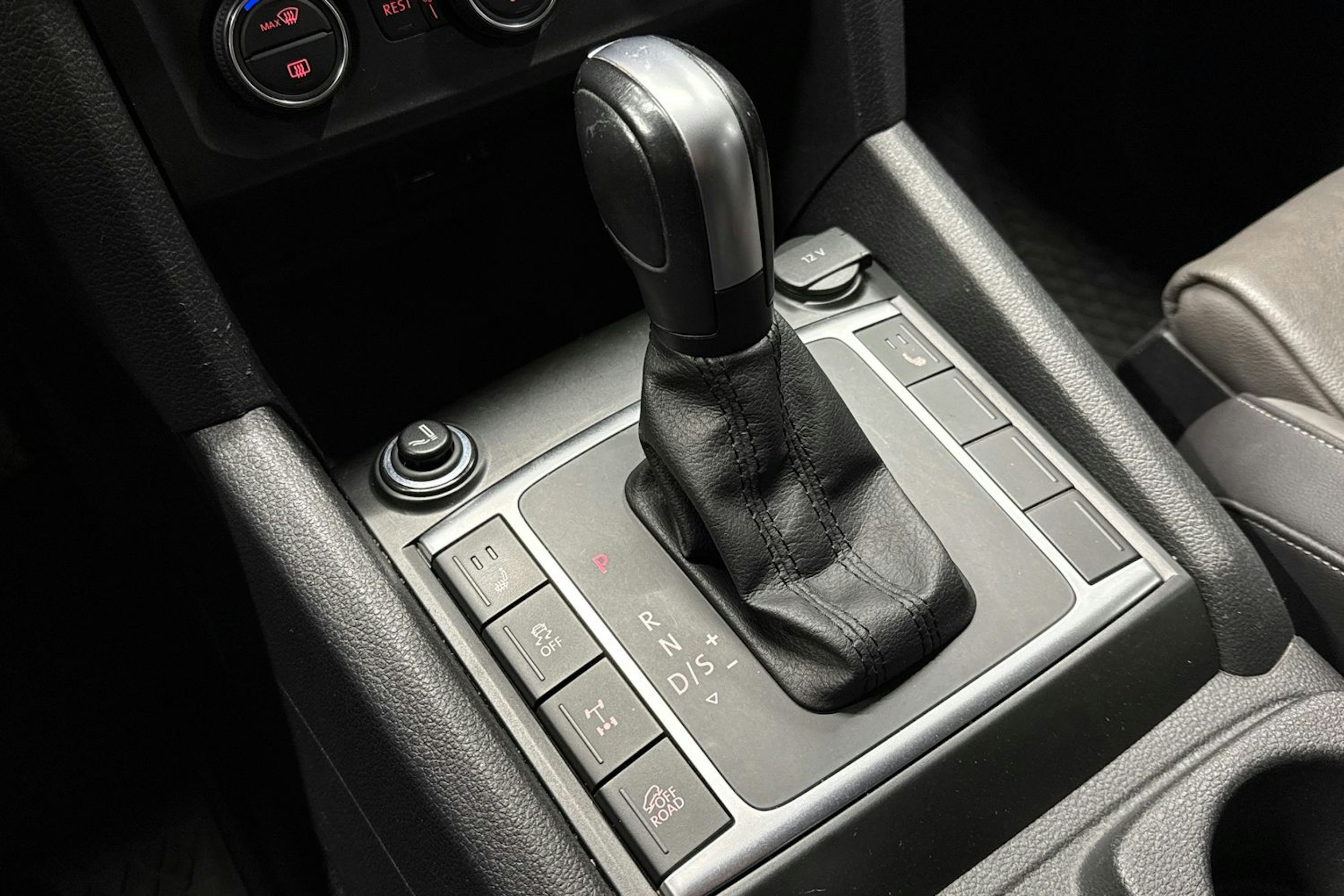musta Volkswagen Amarok 2020 kuva 24.