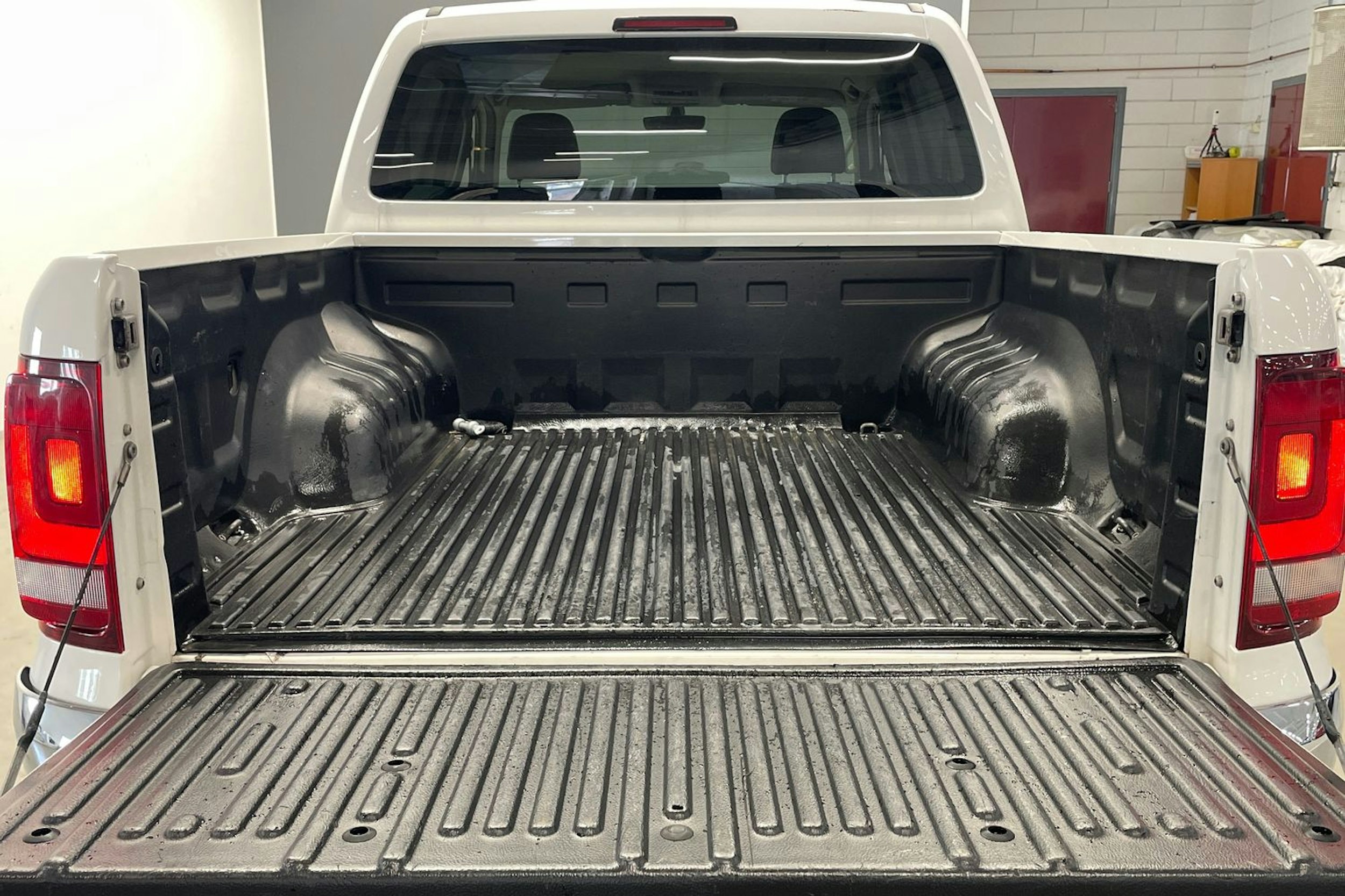 valkoinen Volkswagen Amarok 2020 kuva 21.