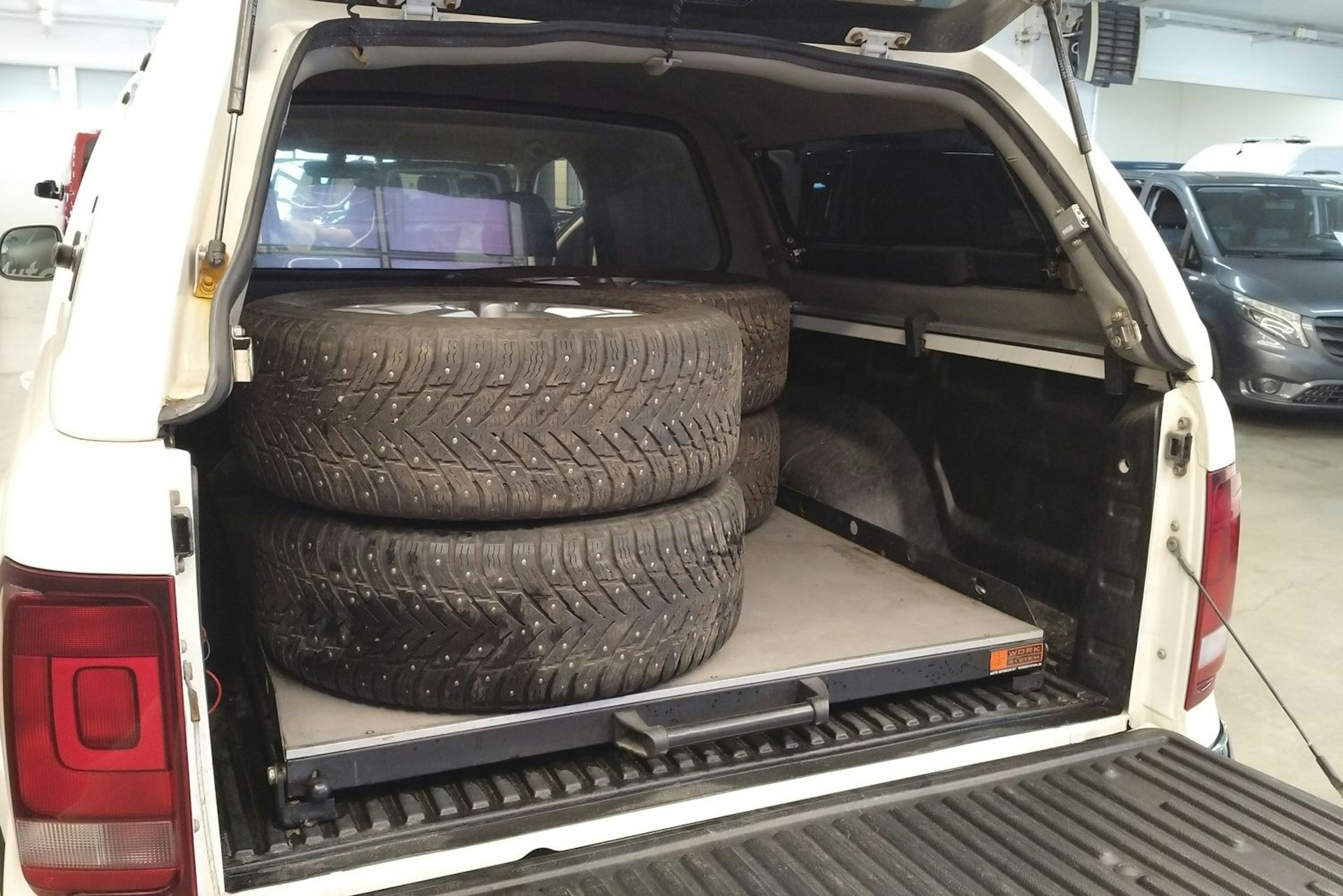 valkoinen Volkswagen Amarok 2020 kuva 20.
