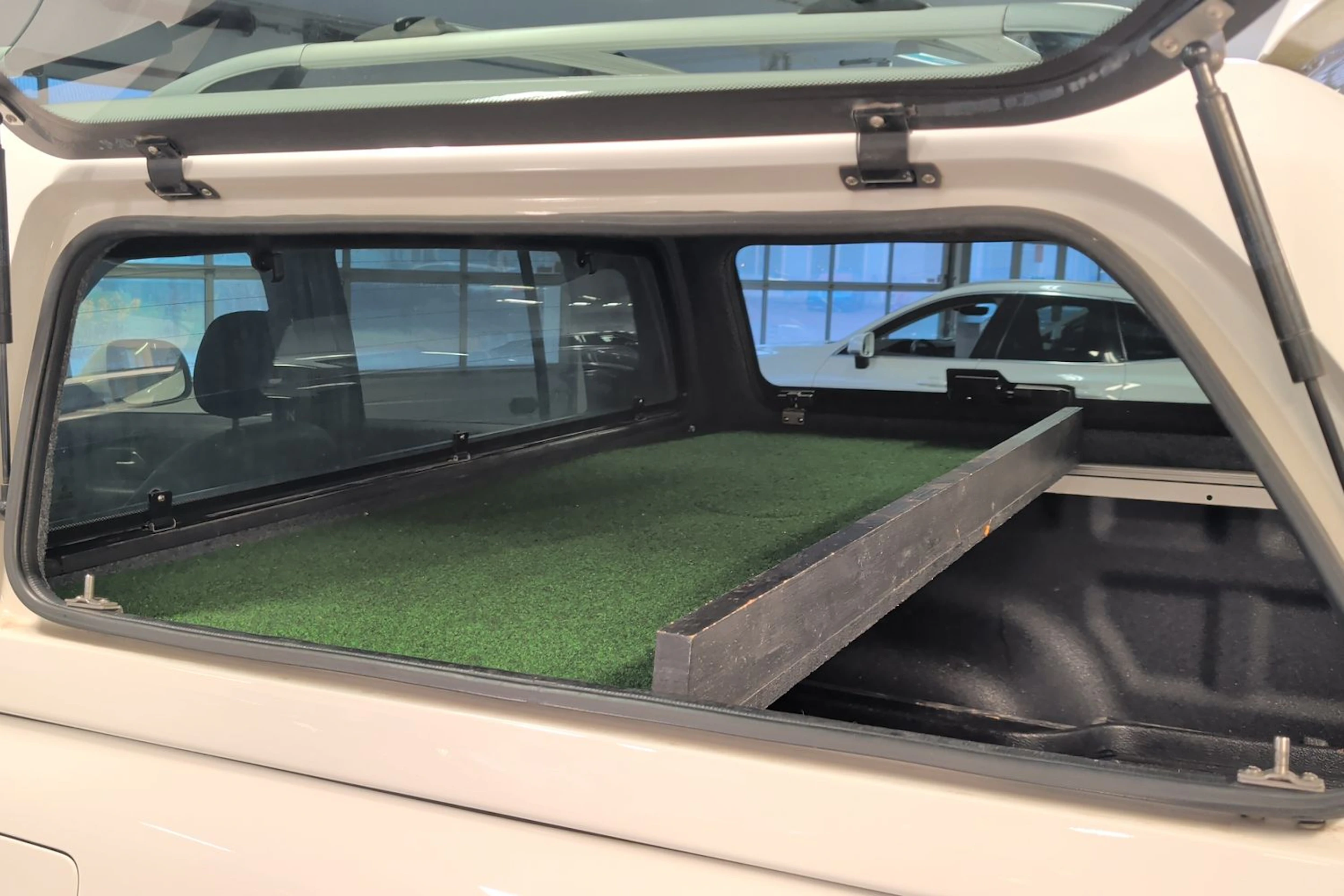 valkoinen Volkswagen Amarok 2020 kuva 16.