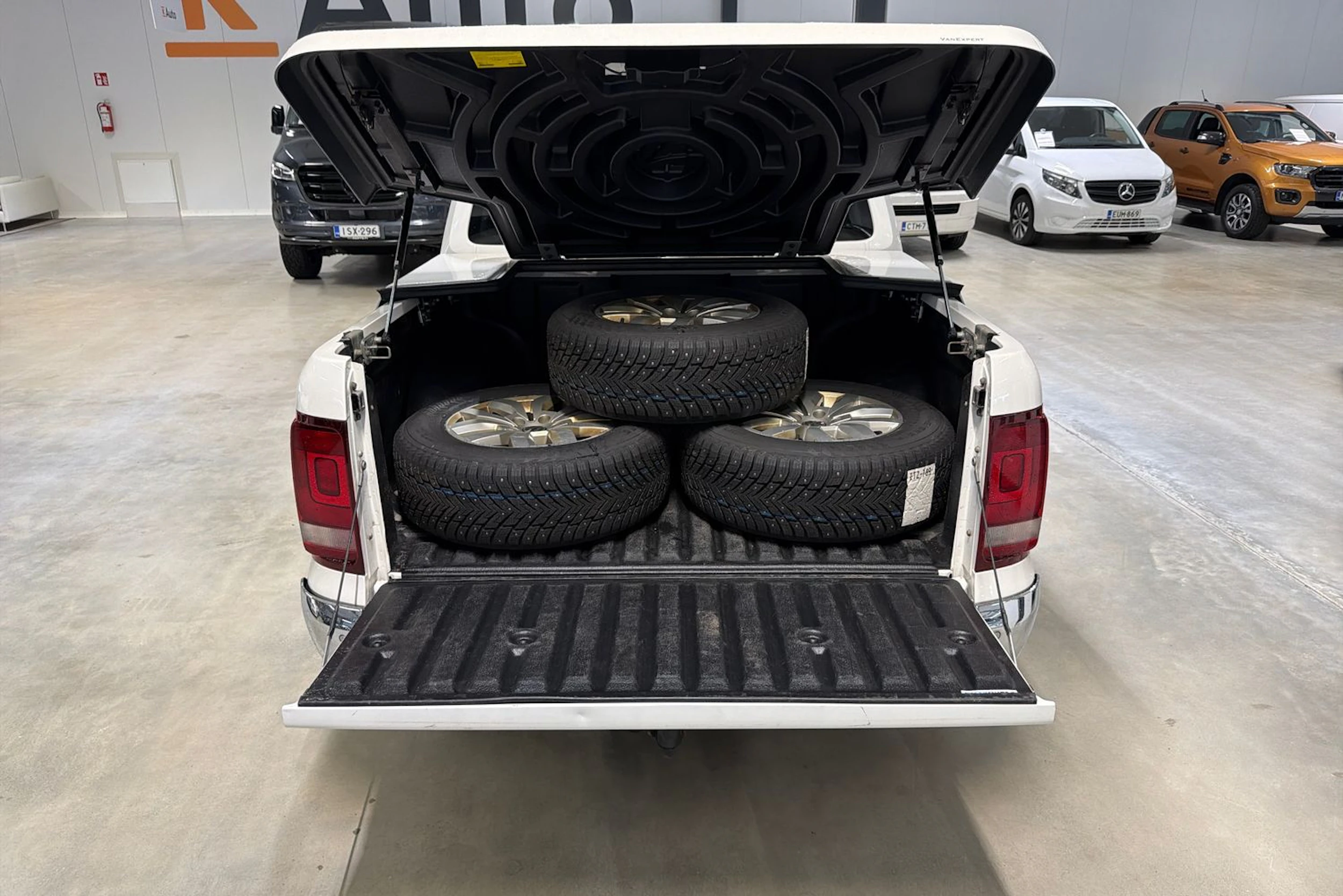valkoinen Volkswagen Amarok 2020 kuva 6.