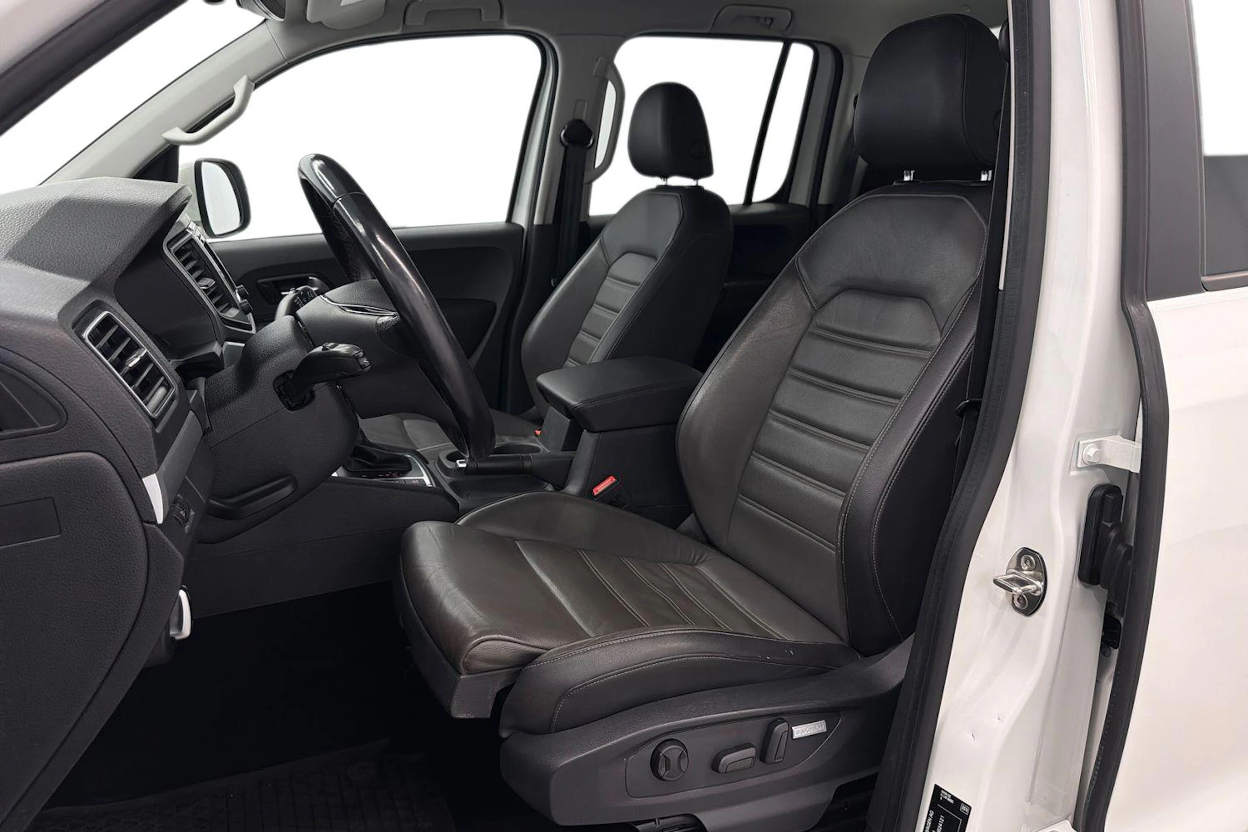 valkoinen Volkswagen Amarok 2020 kuva 8.