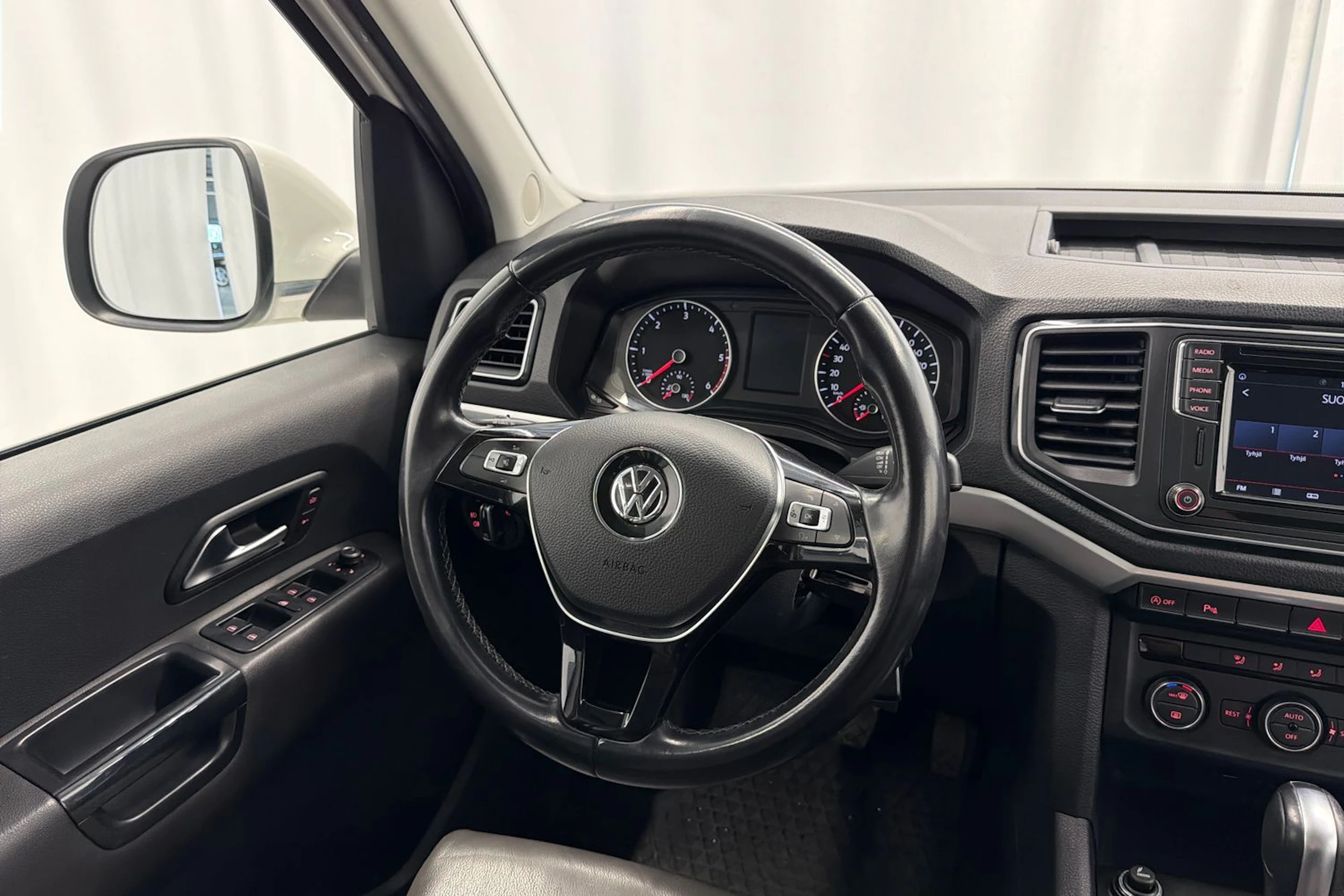 valkoinen Volkswagen Amarok 2020 kuva 10.