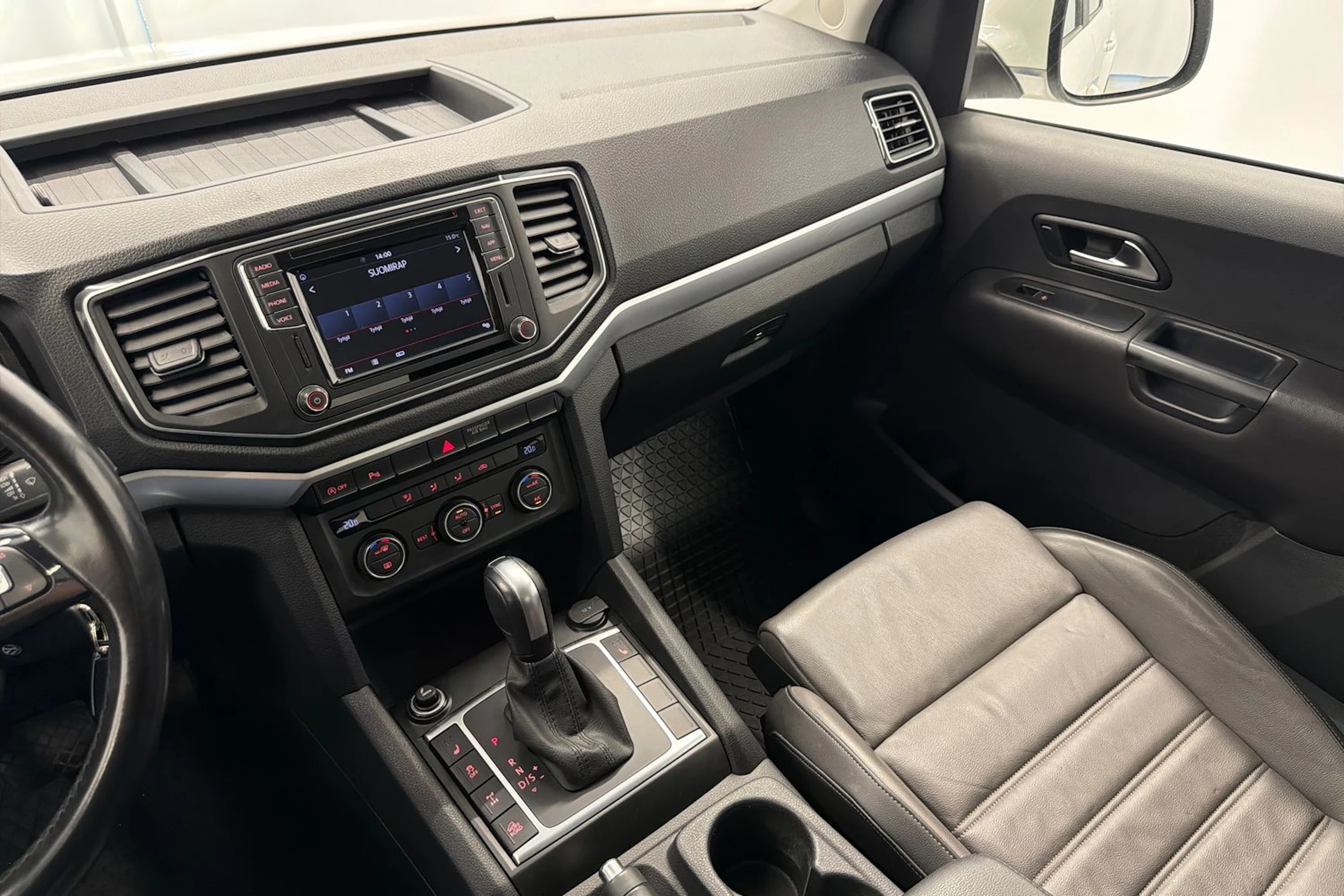 valkoinen Volkswagen Amarok 2020 kuva 15.