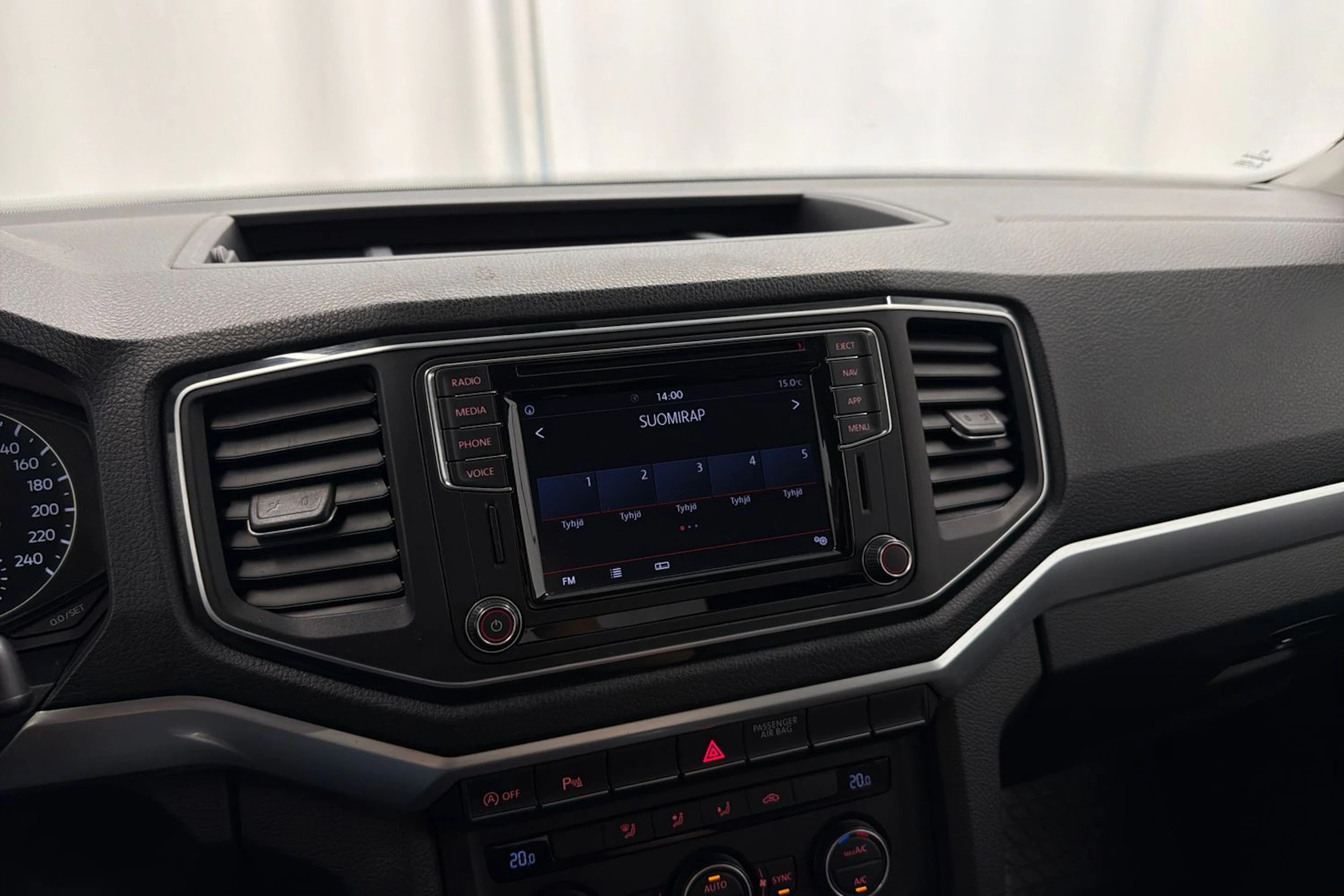 valkoinen Volkswagen Amarok 2020 kuva 16.