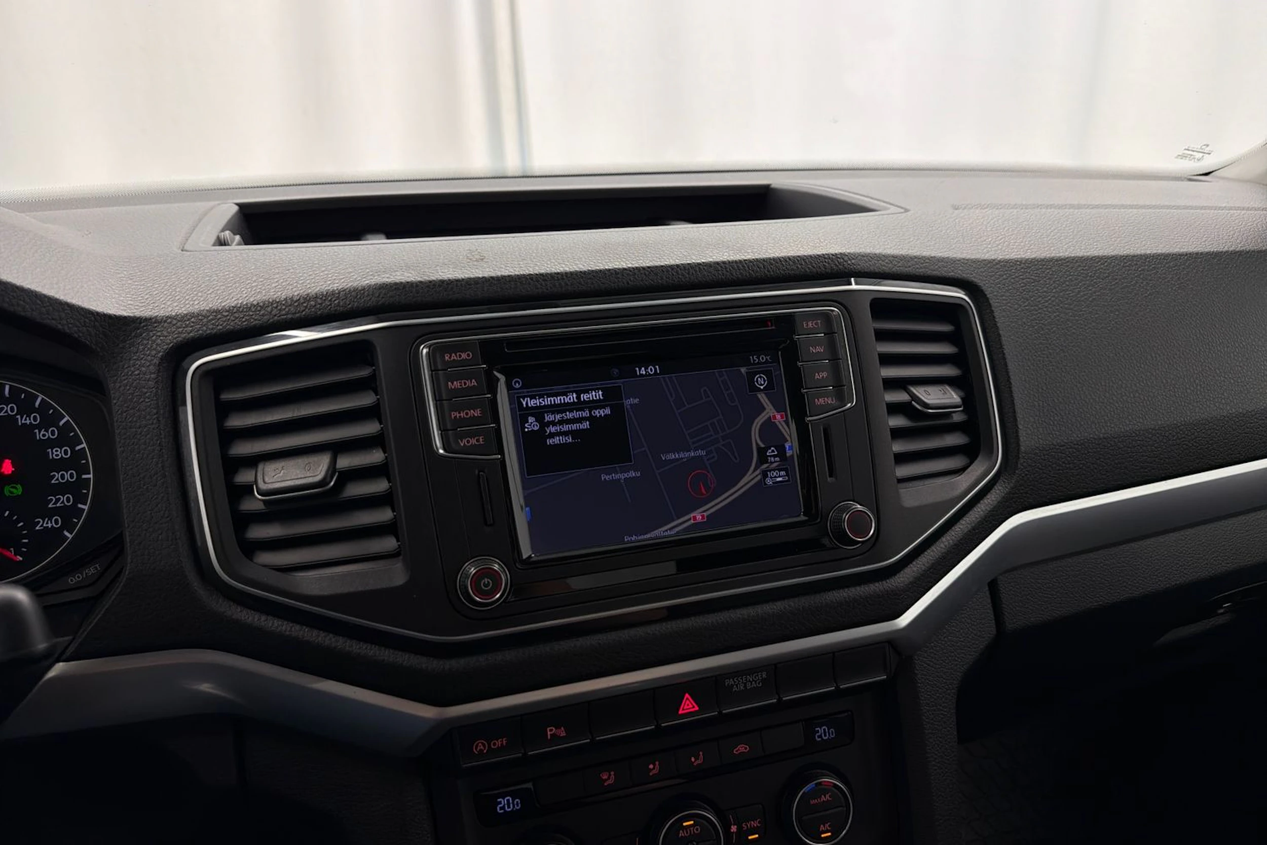 valkoinen Volkswagen Amarok 2020 kuva 19.