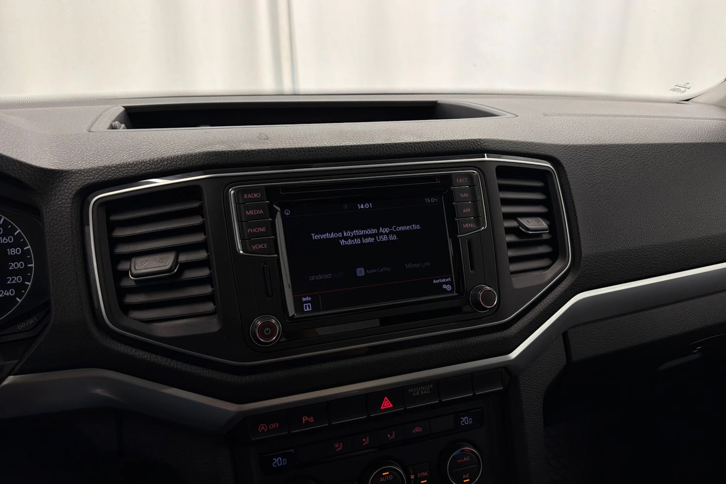 valkoinen Volkswagen Amarok 2020 kuva 20.