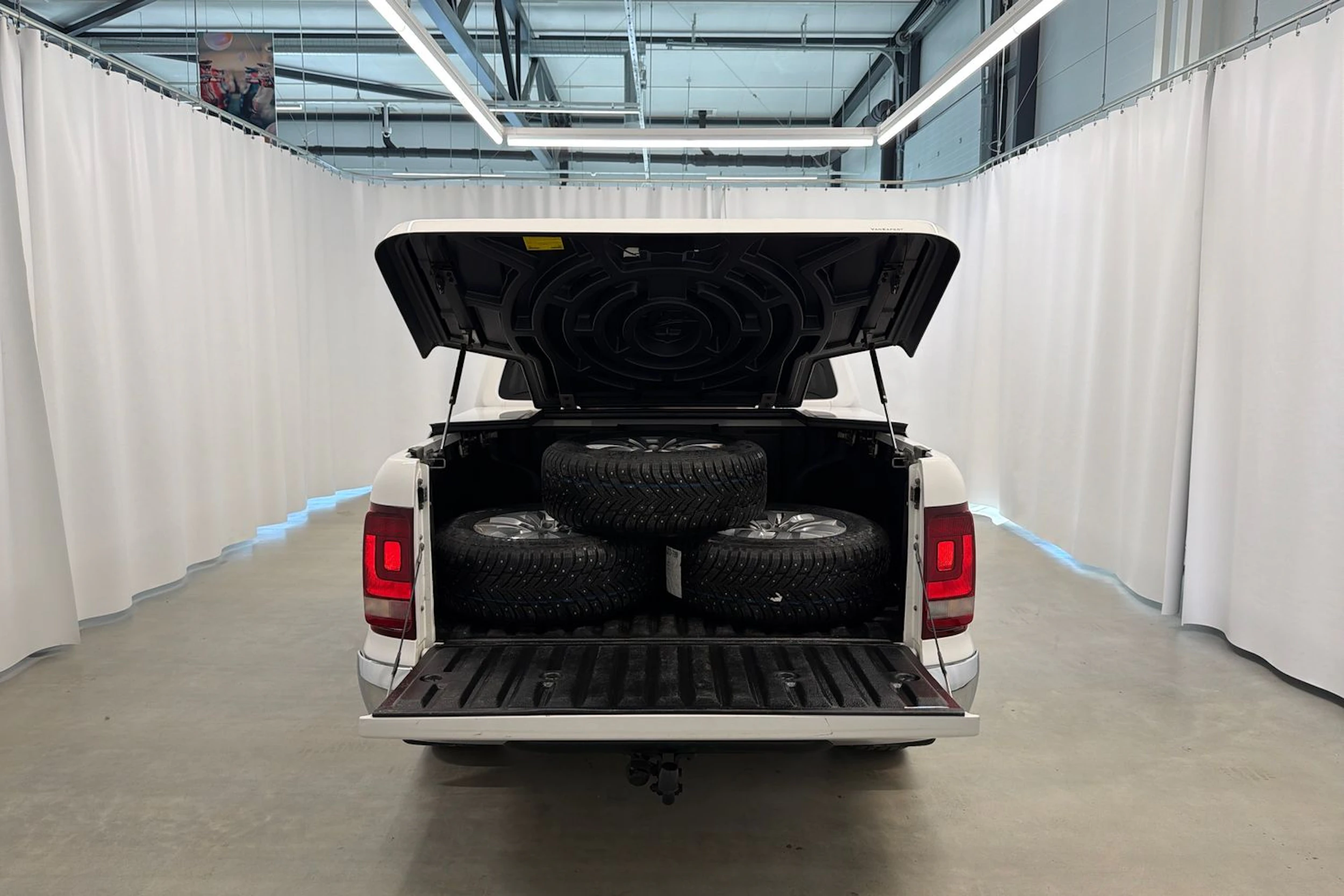 valkoinen Volkswagen Amarok 2020 kuva 29.