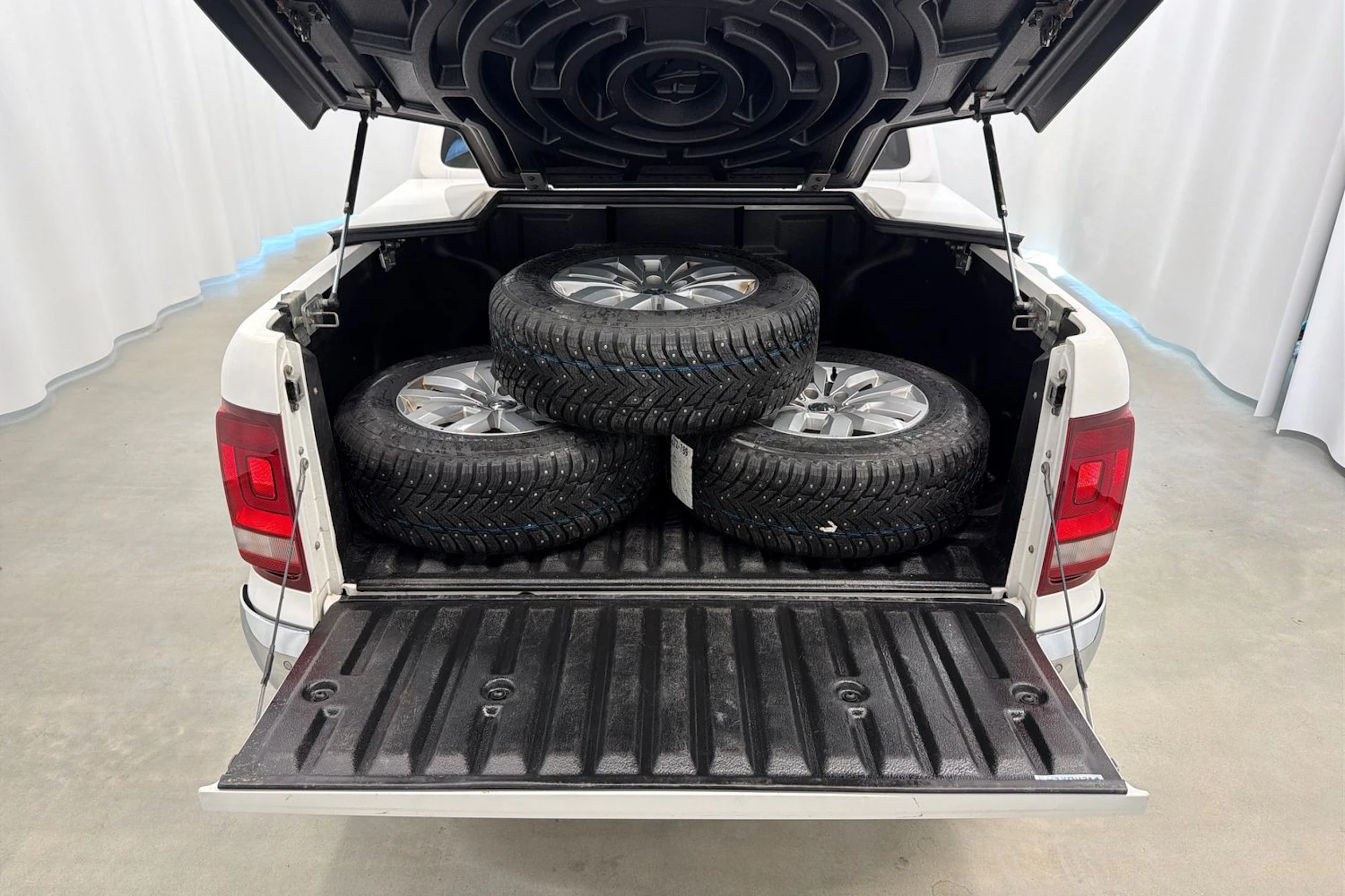 valkoinen Volkswagen Amarok 2020 kuva 30.