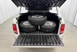 valkoinen Volkswagen Amarok 2020 kuva 30.