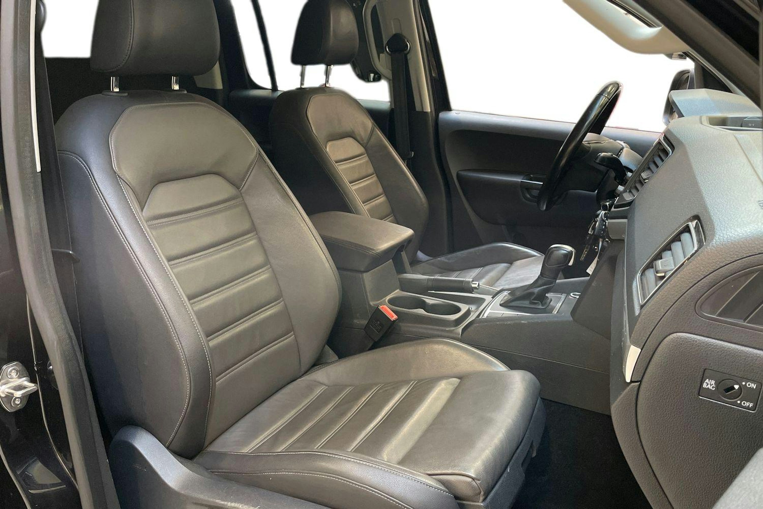 musta Volkswagen Amarok 2020 kuva 10.