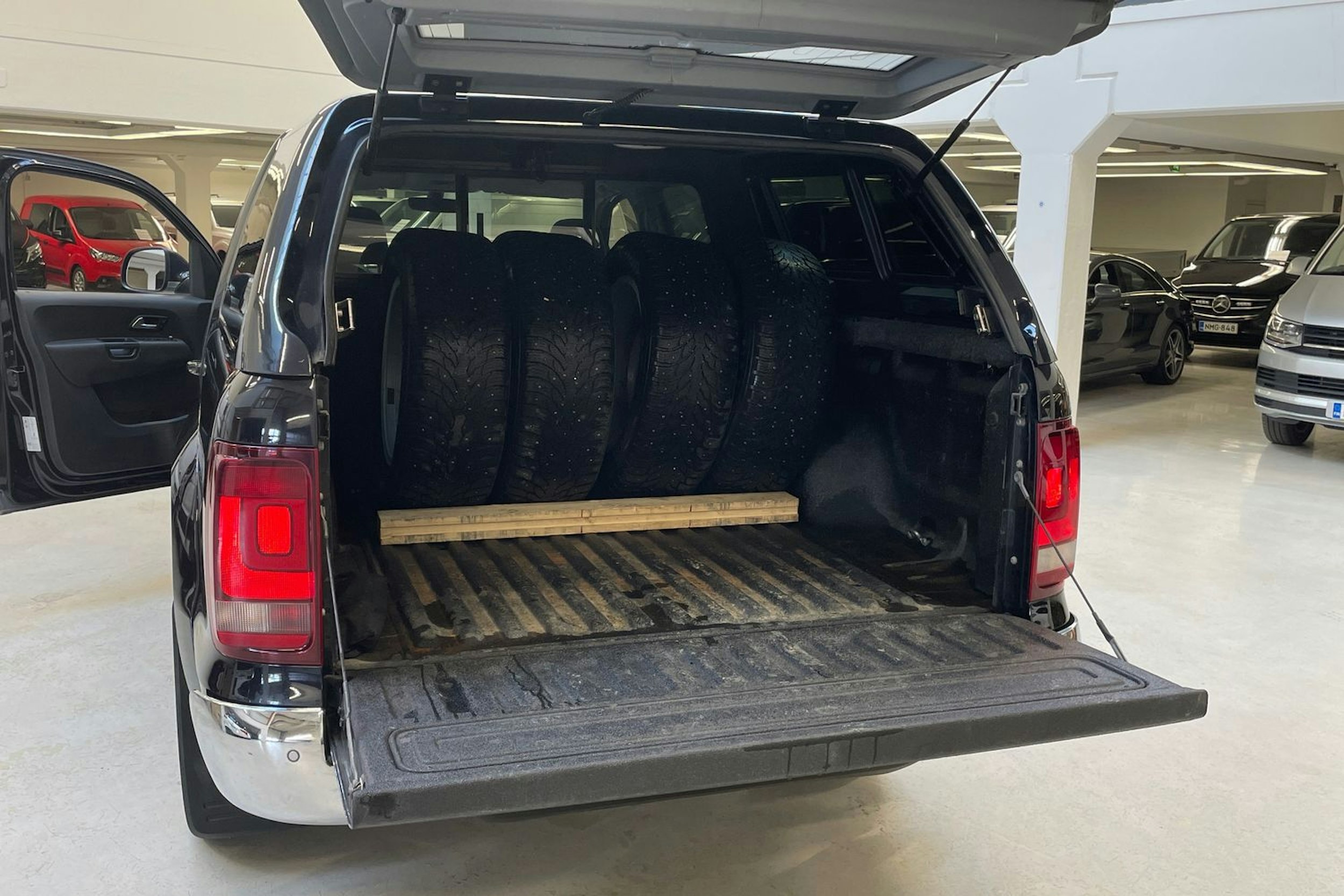 musta Volkswagen Amarok 2020 kuva 14.