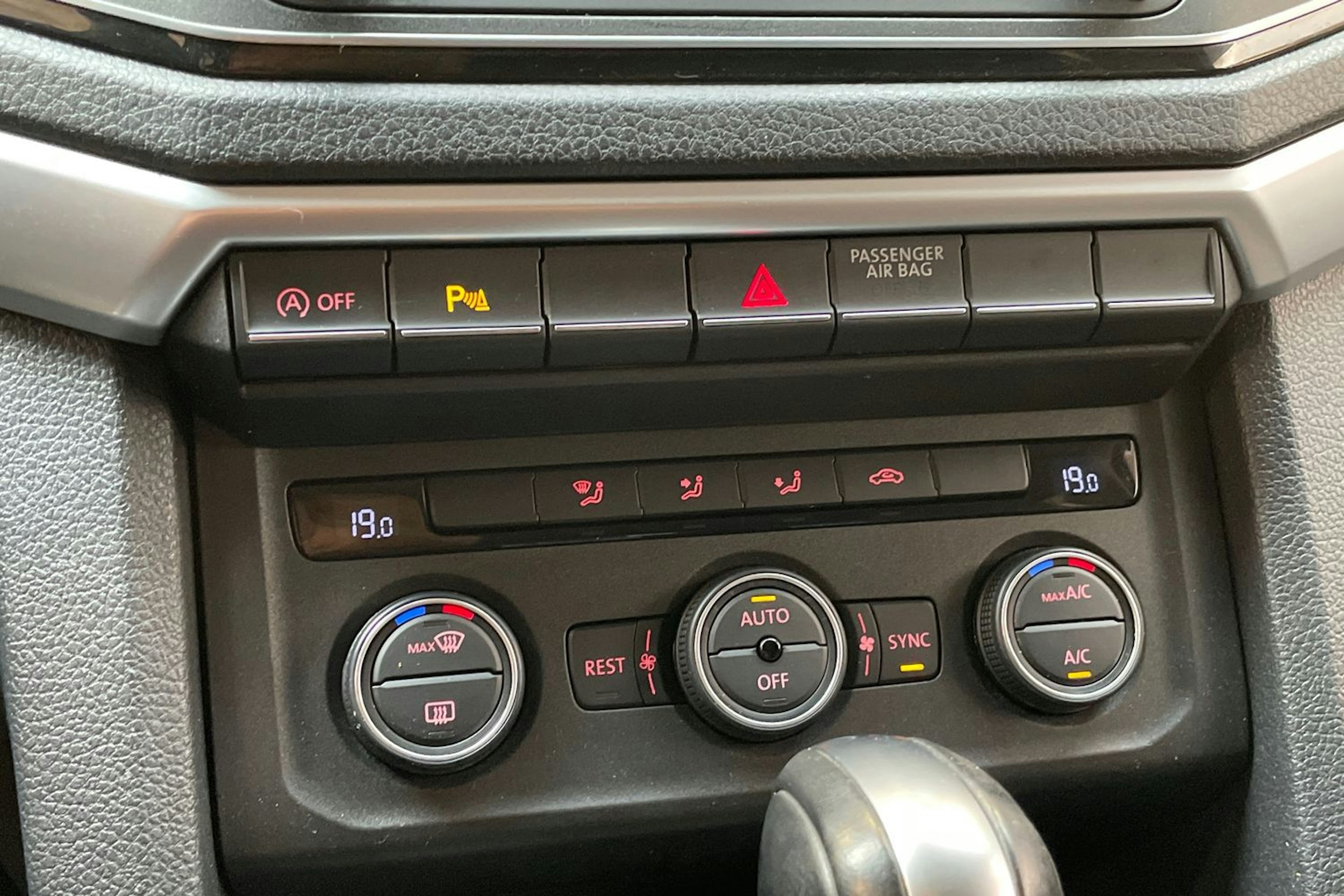 musta Volkswagen Amarok 2020 kuva 20.