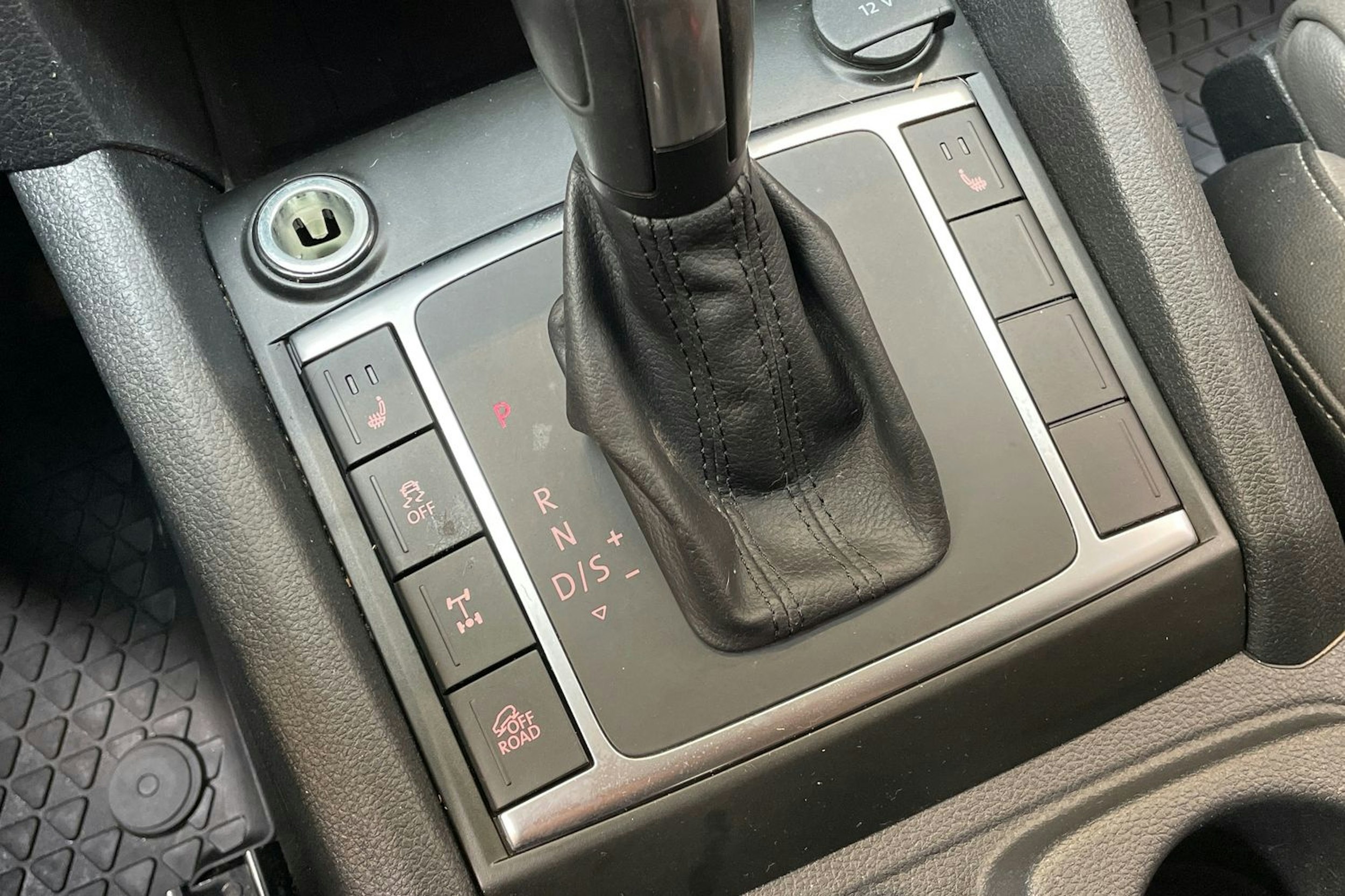 musta Volkswagen Amarok 2020 kuva 21.