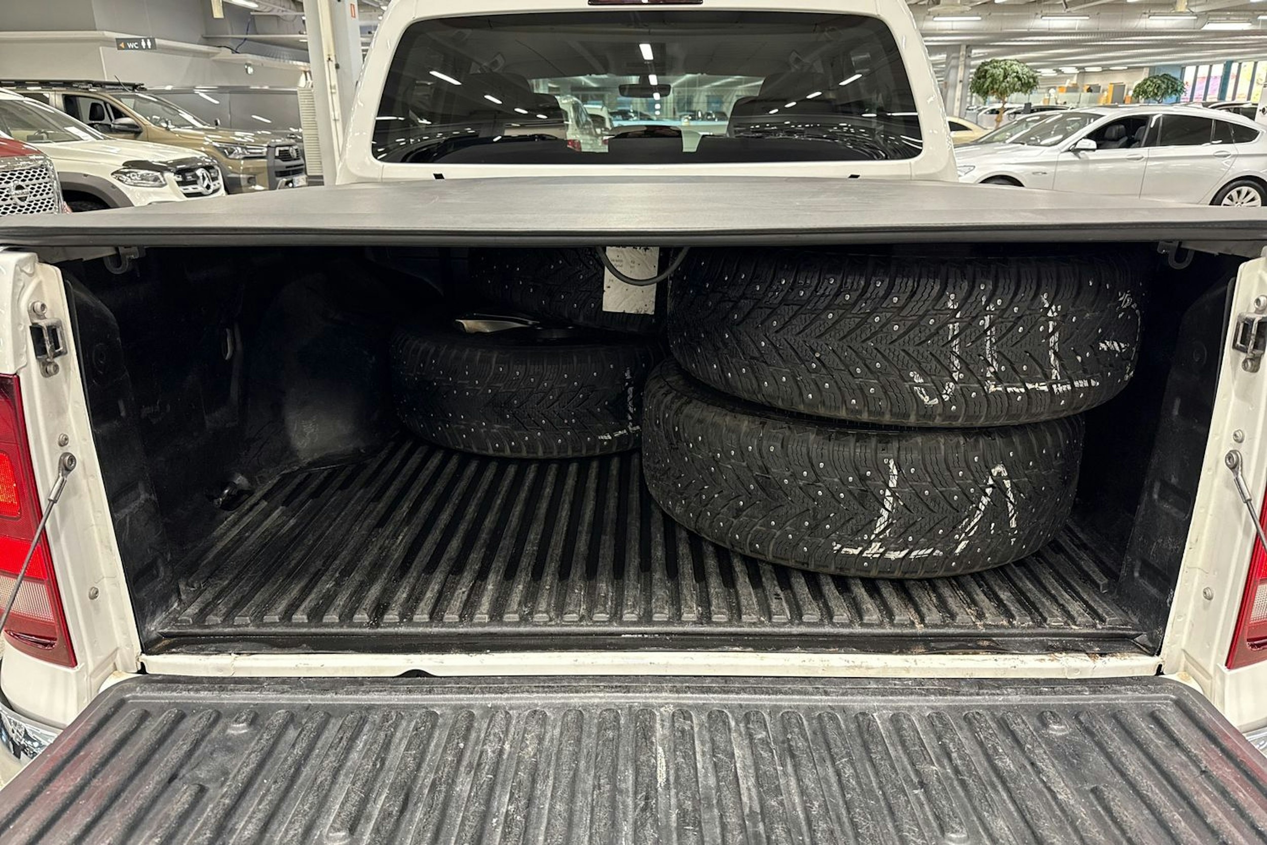 Valkoinen Volkswagen Amarok 2020 kuva 14.