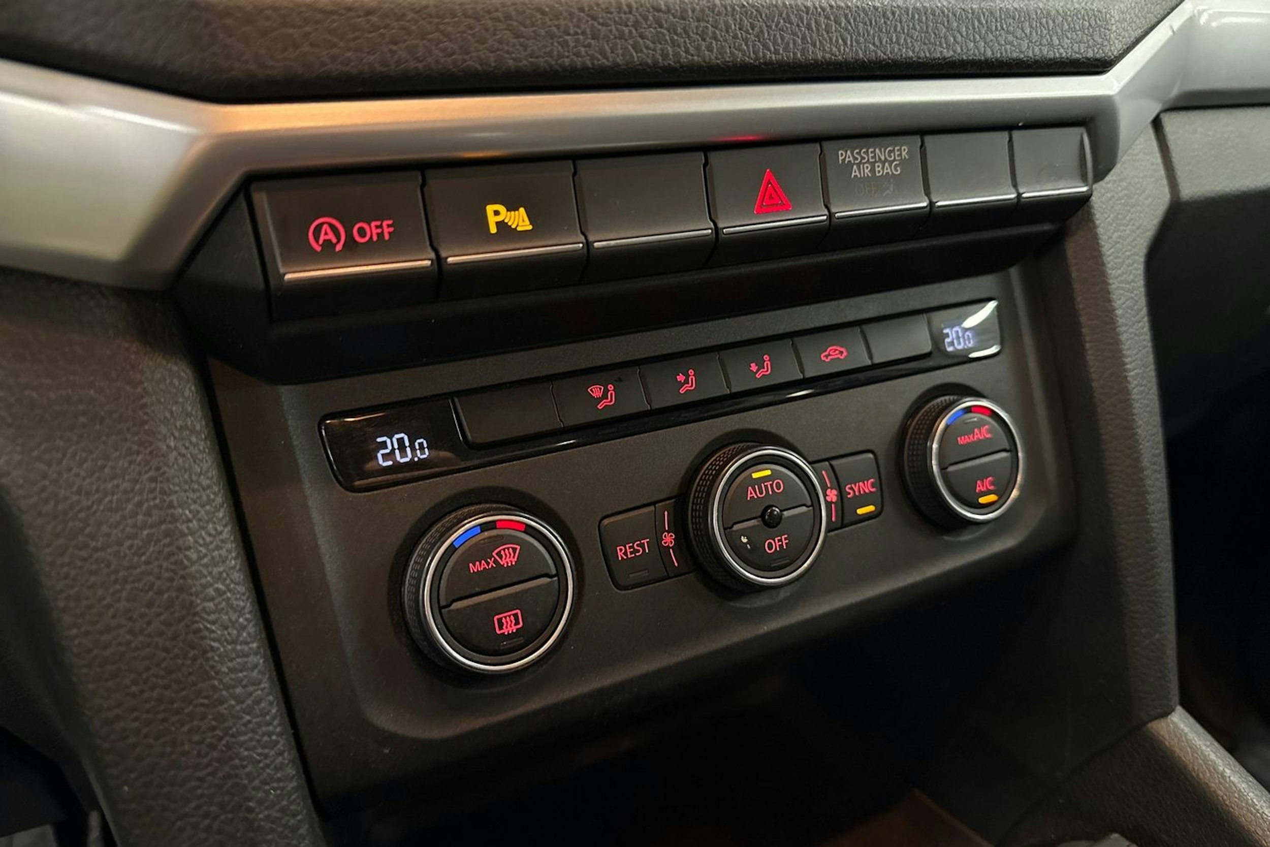 Valkoinen Volkswagen Amarok 2020 kuva 21.