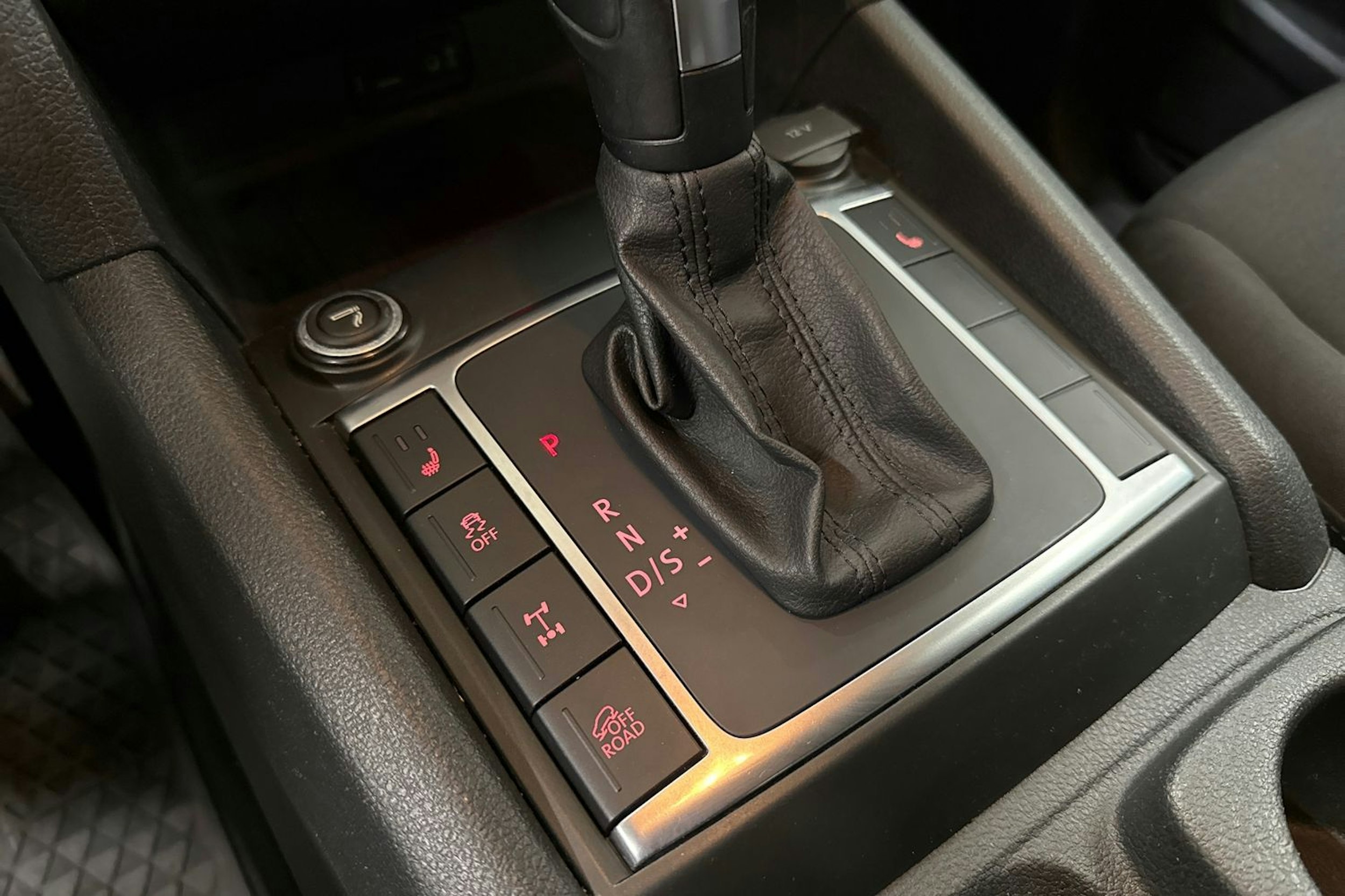 Valkoinen Volkswagen Amarok 2020 kuva 22.
