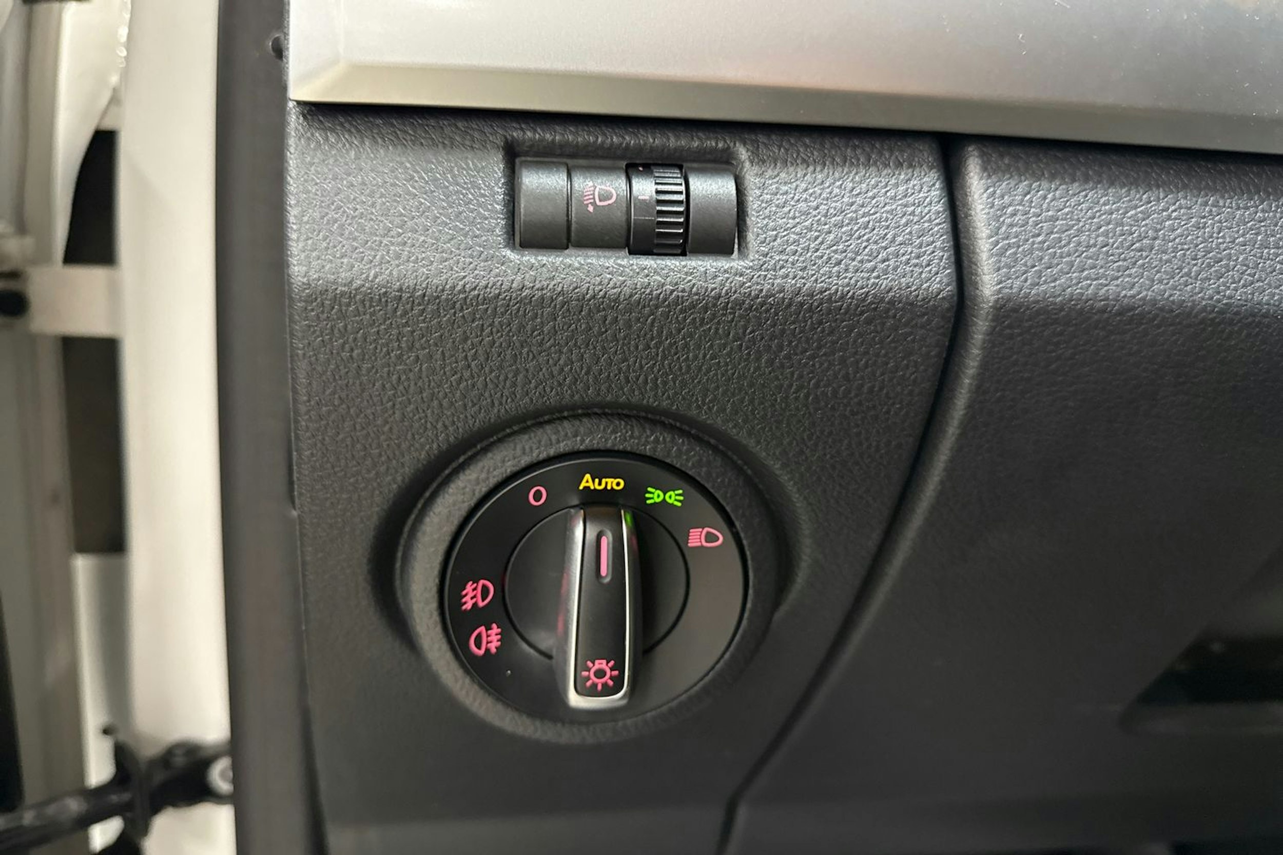 Valkoinen Volkswagen Amarok 2020 kuva 23.