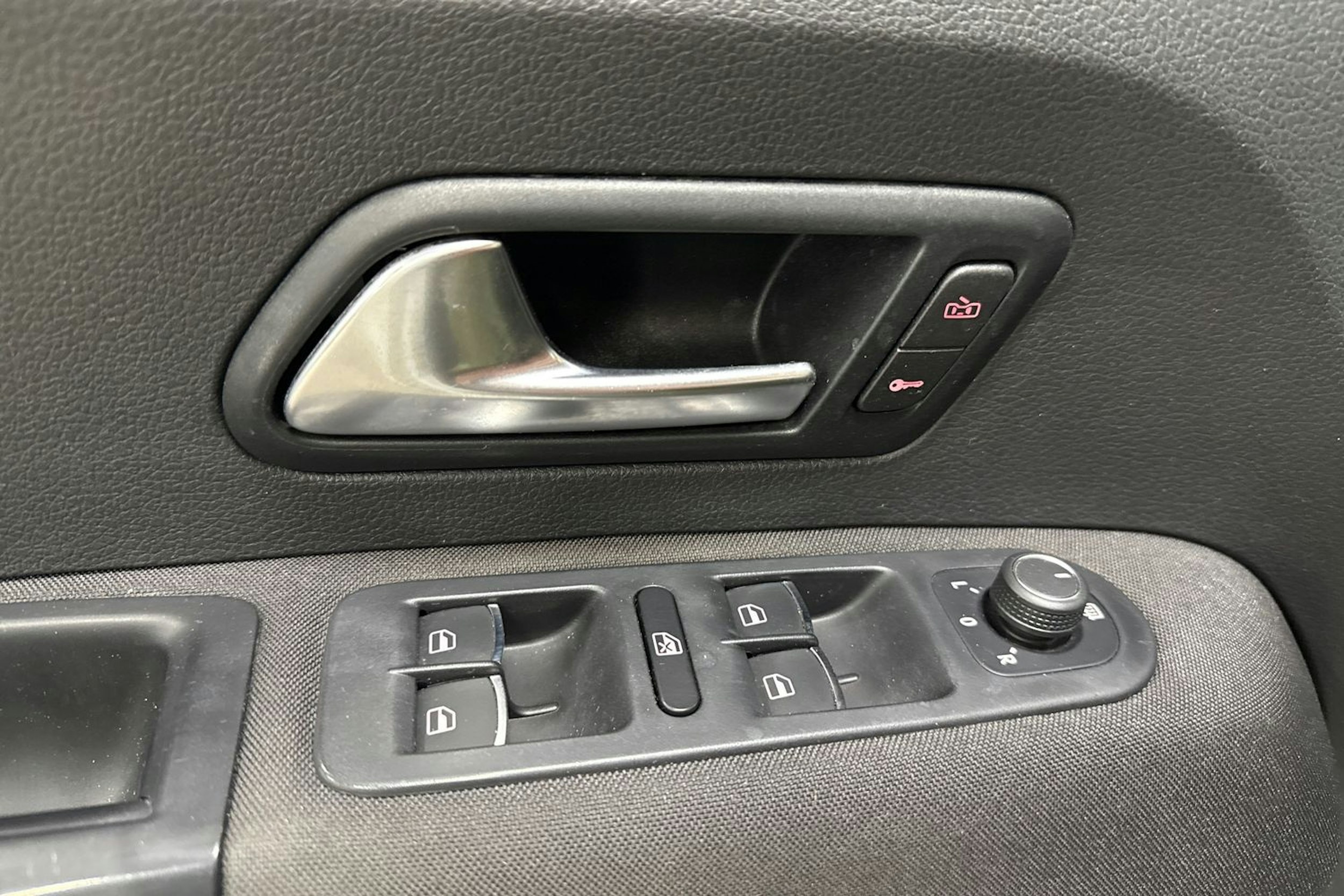 Valkoinen Volkswagen Amarok 2020 kuva 24.