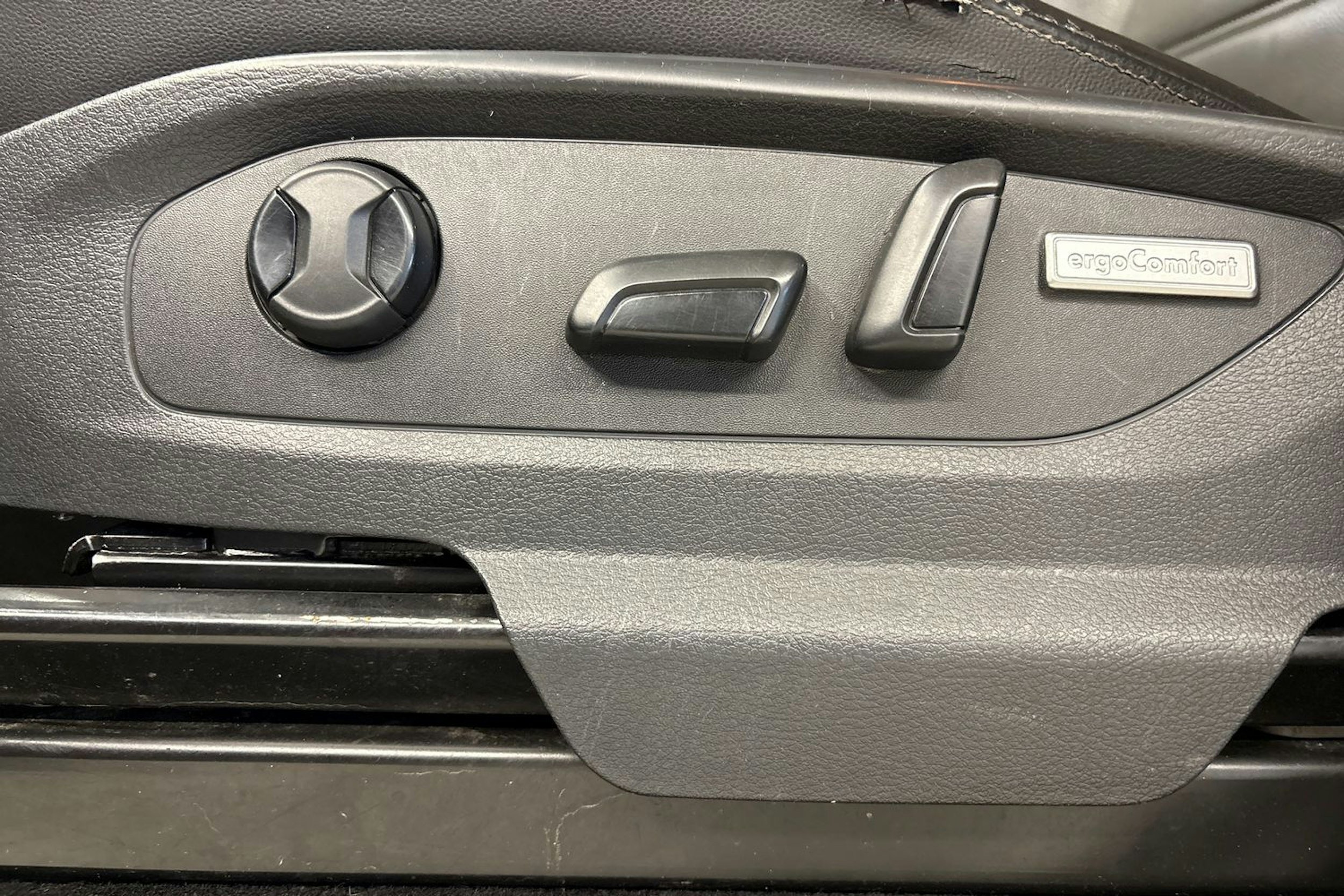 harmaa Volkswagen Amarok 2020 kuva 28.