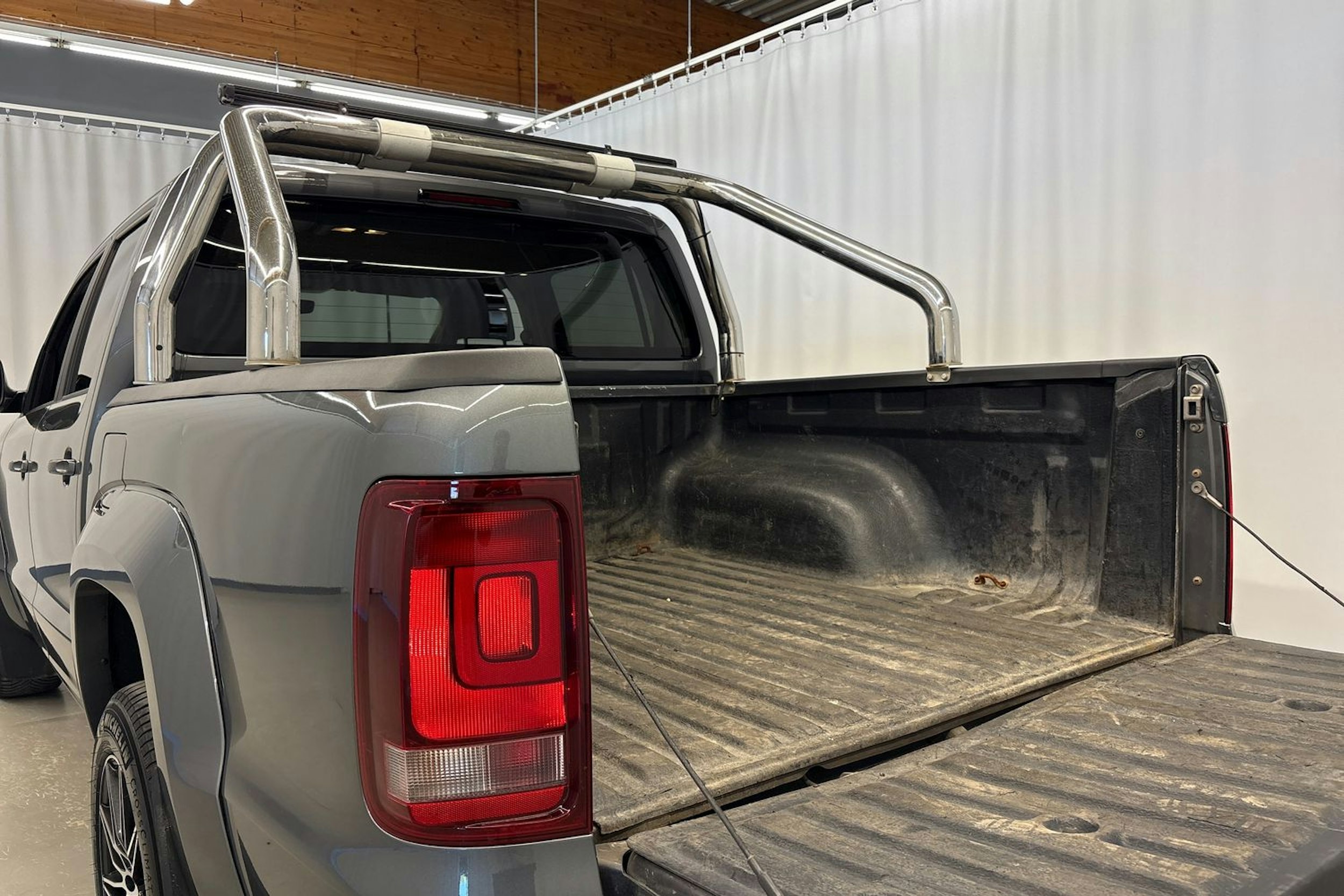 harmaa Volkswagen Amarok 2020 kuva 29.