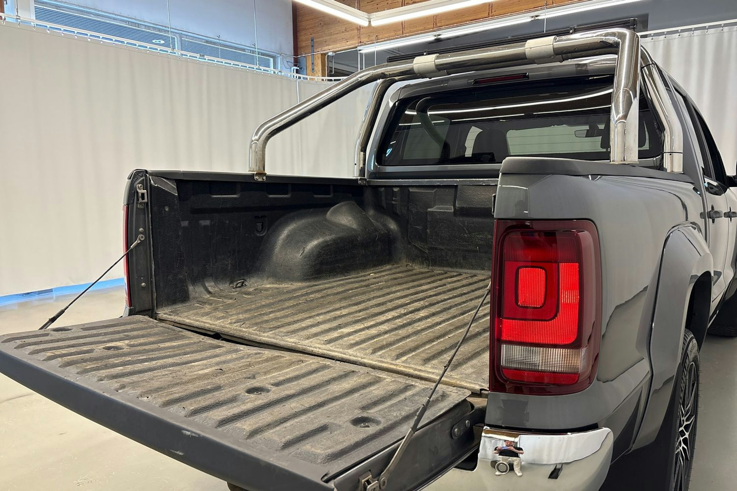 harmaa Volkswagen Amarok 2020 kuva 30.