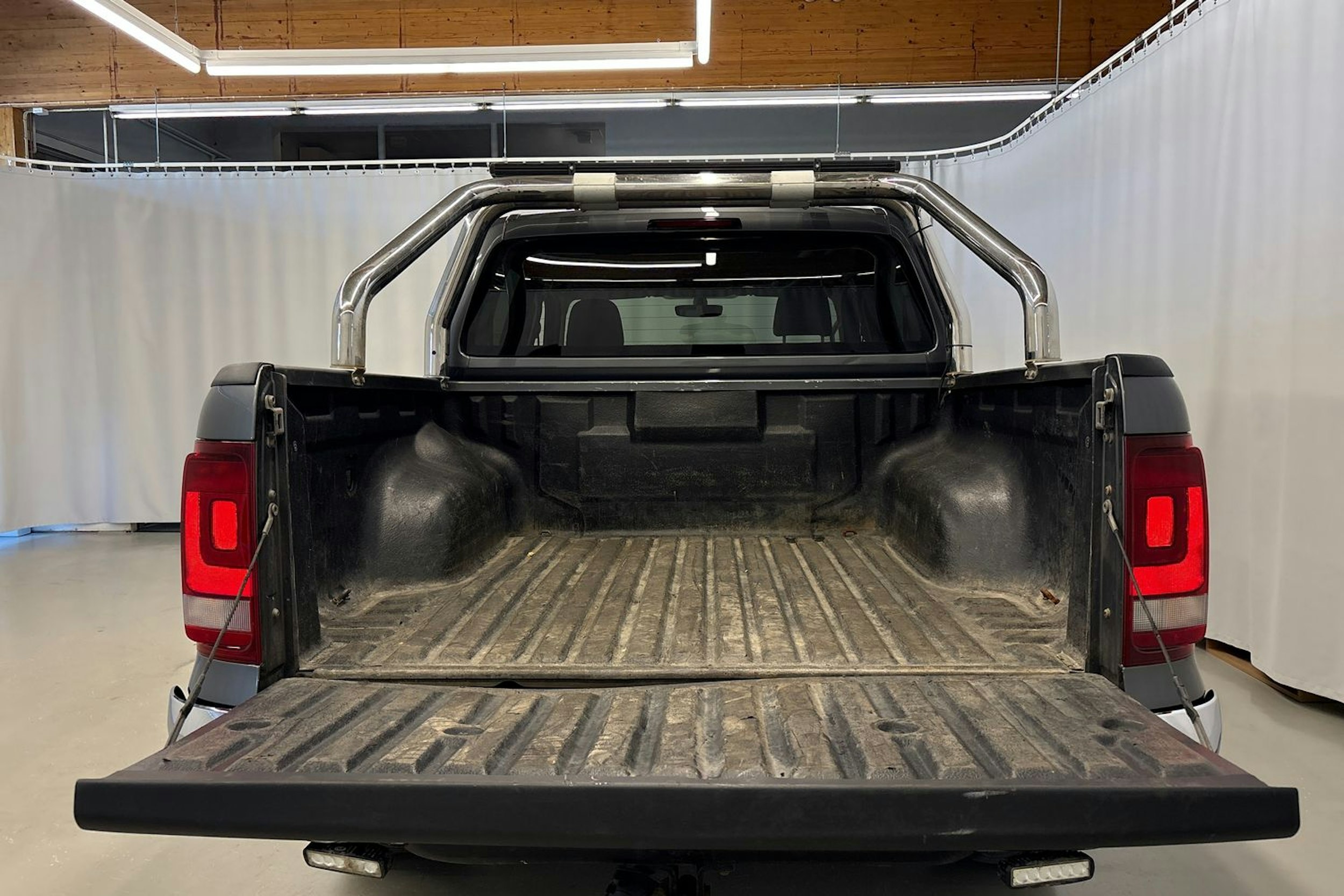 harmaa Volkswagen Amarok 2020 kuva 31.