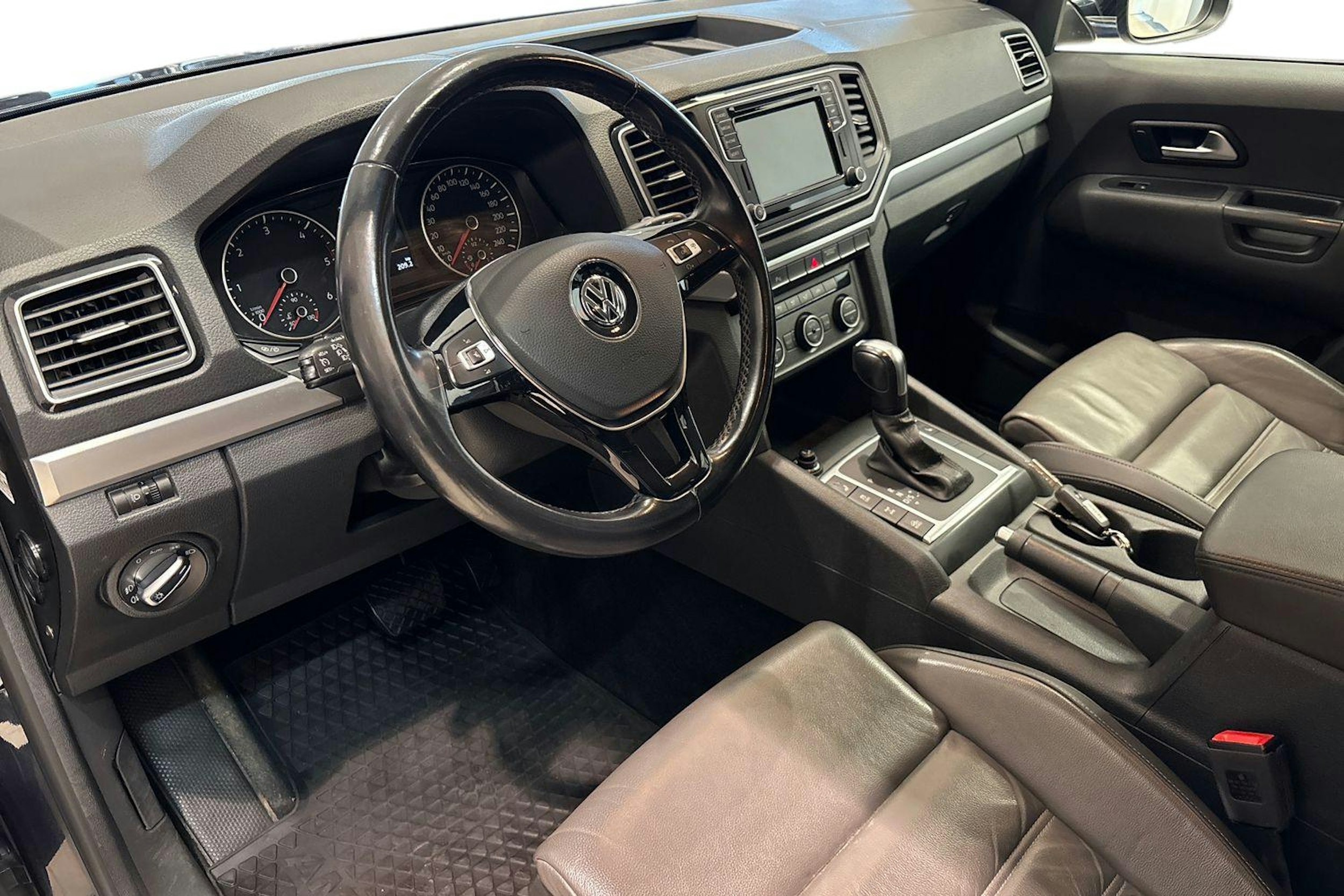 Sininen Volkswagen Amarok 2020 kuva 8.