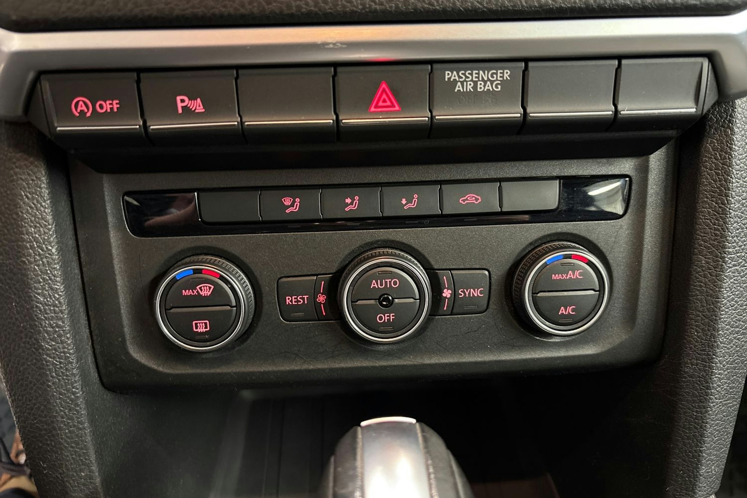 Sininen Volkswagen Amarok 2020 kuva 16.