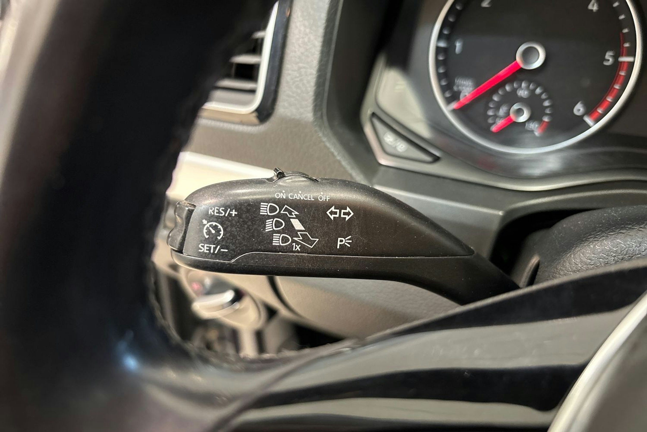 Sininen Volkswagen Amarok 2020 kuva 18.