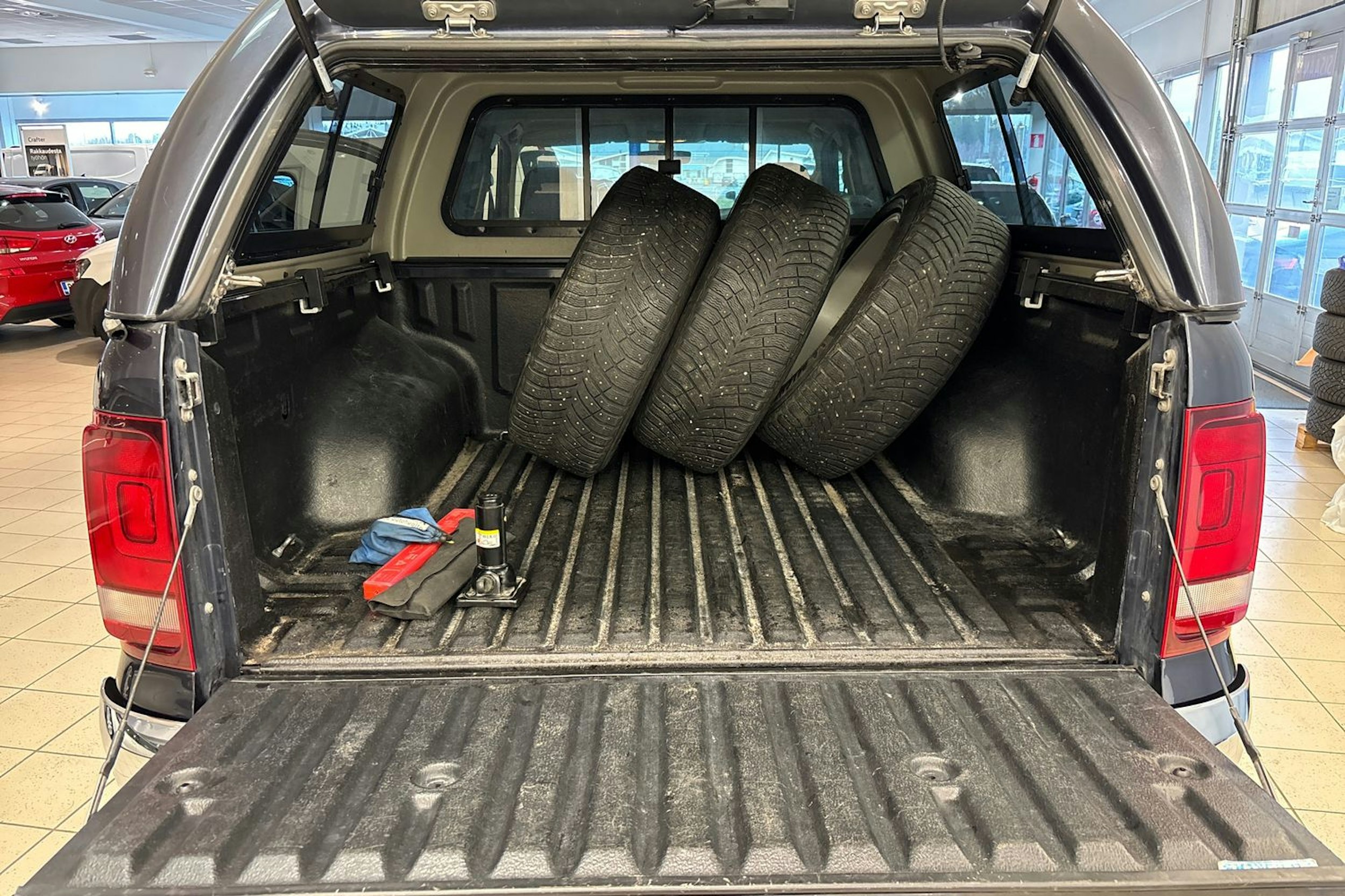 Sininen Volkswagen Amarok 2020 kuva 26.