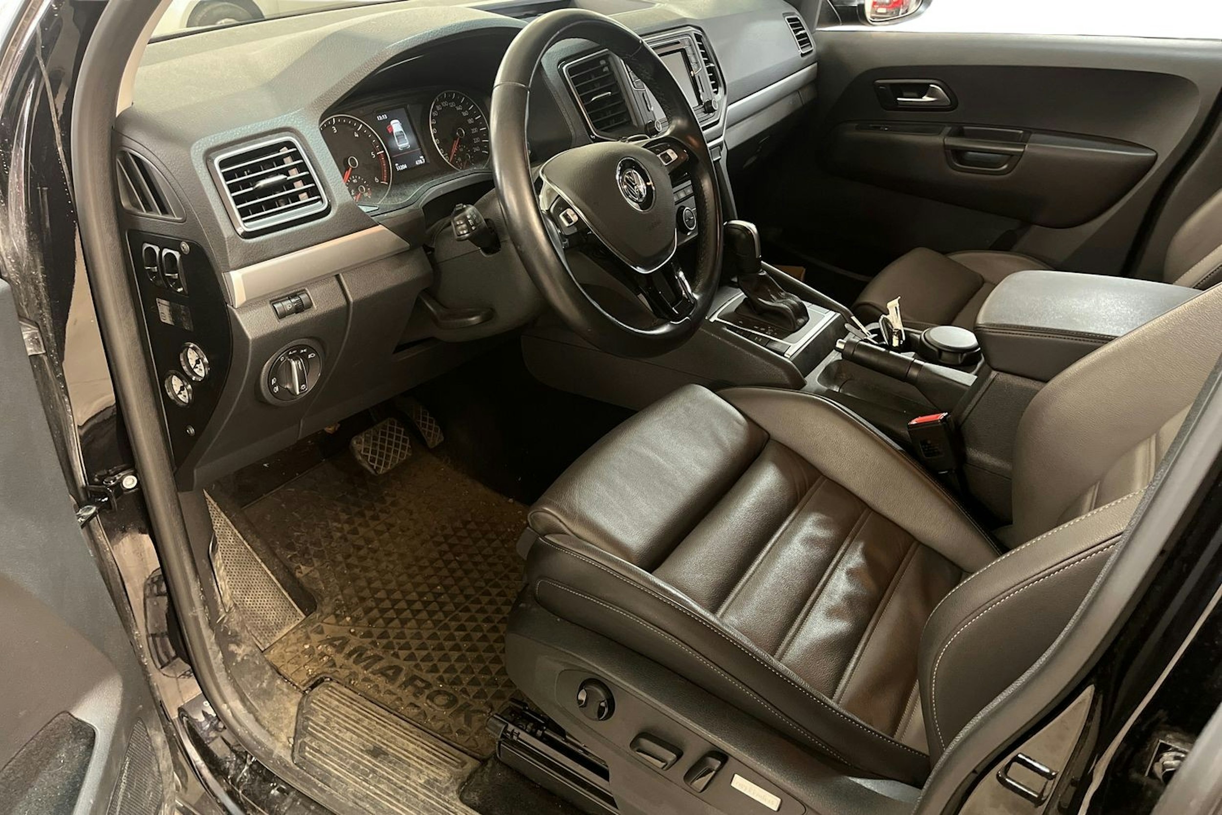 musta Volkswagen Amarok 2020 kuva 3.