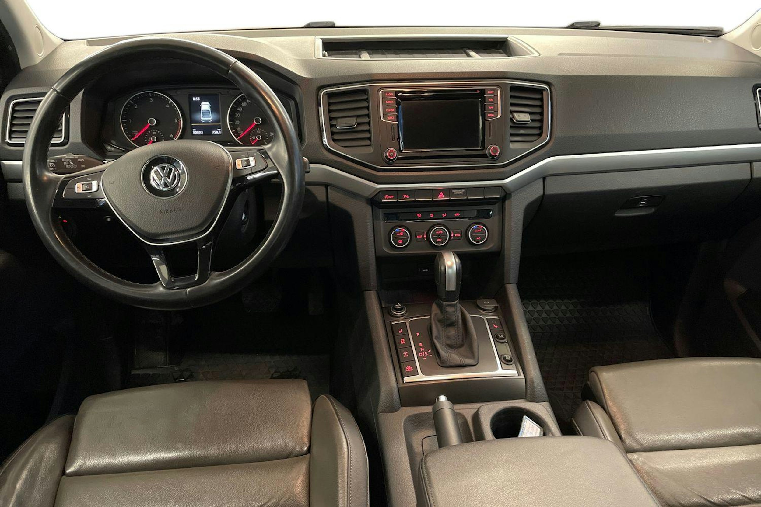 Harmaa Volkswagen Amarok 2020 kuva 9.