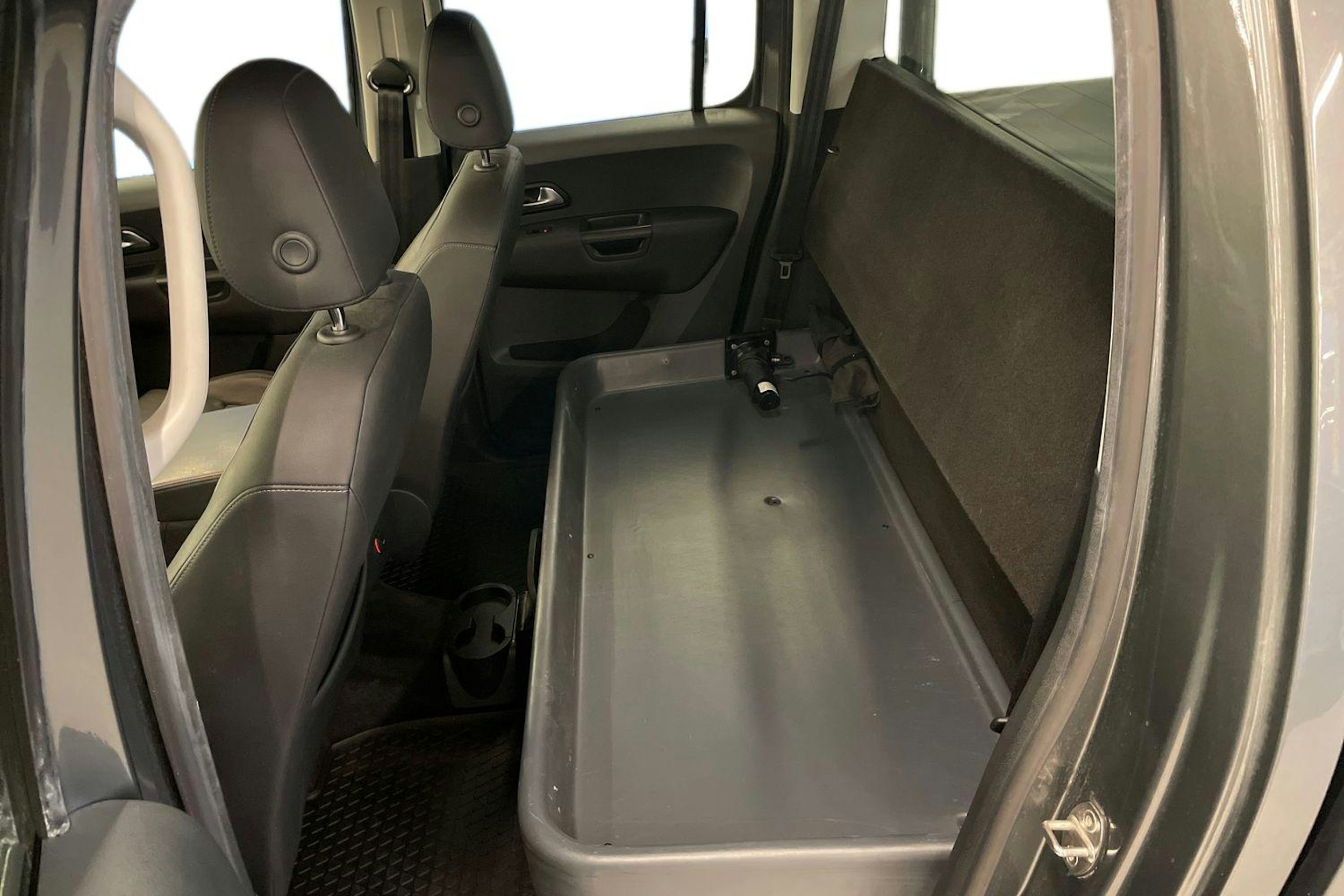 Harmaa Volkswagen Amarok 2020 kuva 10.