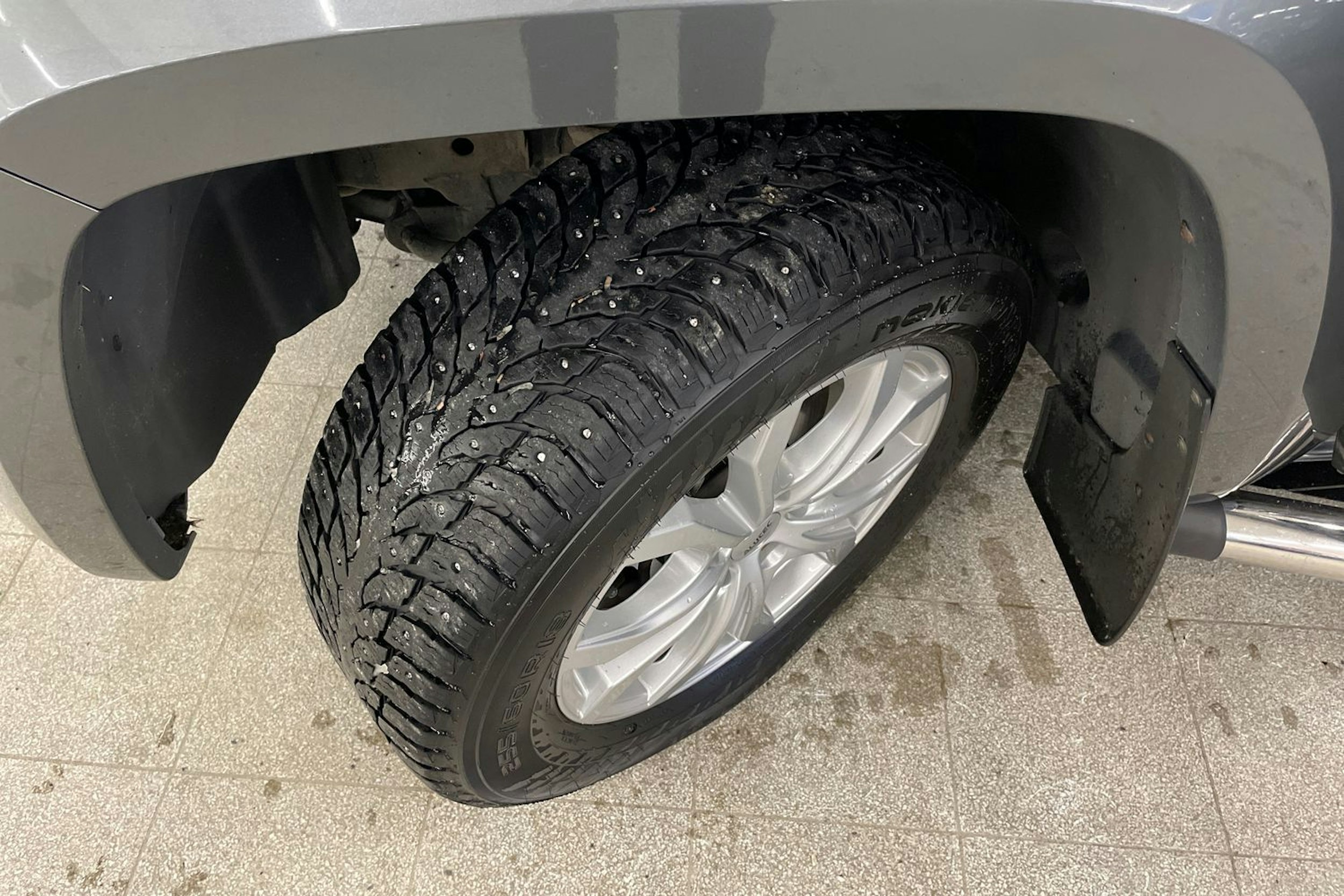 Harmaa Volkswagen Amarok 2020 kuva 13.